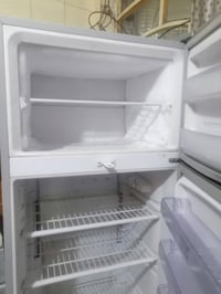 ثلاجة نضيفه وجديده البيع 300 الاستفسار 07724217521