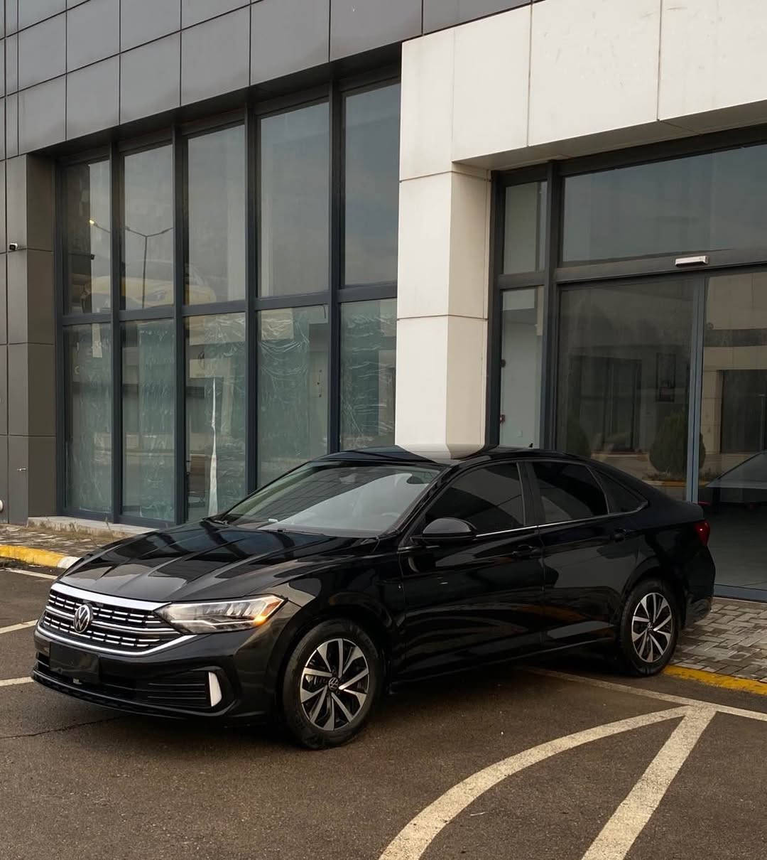 volkswagen jetta 2024 S sport 

جیتای ٢٠٢٤ مواسەفات s ڕەشی قەتران گێڕ ئۆتۆماتیک 

سەیارەکە تەنیا ٢ پارچەی بۆیاخە بێ ناوگرتن ،  
کاتی نەشکاوە 3 مانگی لەگەڵە ... 
مواسەفات ...
 گێچ ئەلکترۆنی , کامل لید و زینۆن ، شاشە، کامێرا ،کامل ڕادار ... زۆر مواسەفاتی تر

نرخی 130 گەڵاو مەجالێ کەم ... 

***********
*********** السليمانية, العراق
