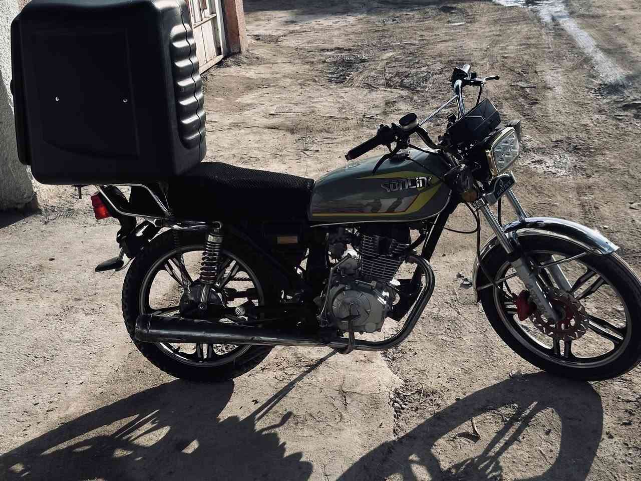 سلام عليكم دراجه شاينك موديل 2023 مكفوله كفاله عامه اوراق كامله  امانه الله مكينه خير من الله زوج تايرات جديد ملف جديد مع الصندوق سعر 650 وبيهه مجال مكان الدراجه بغداد الحبيبيه رقم الاتصال :***********
