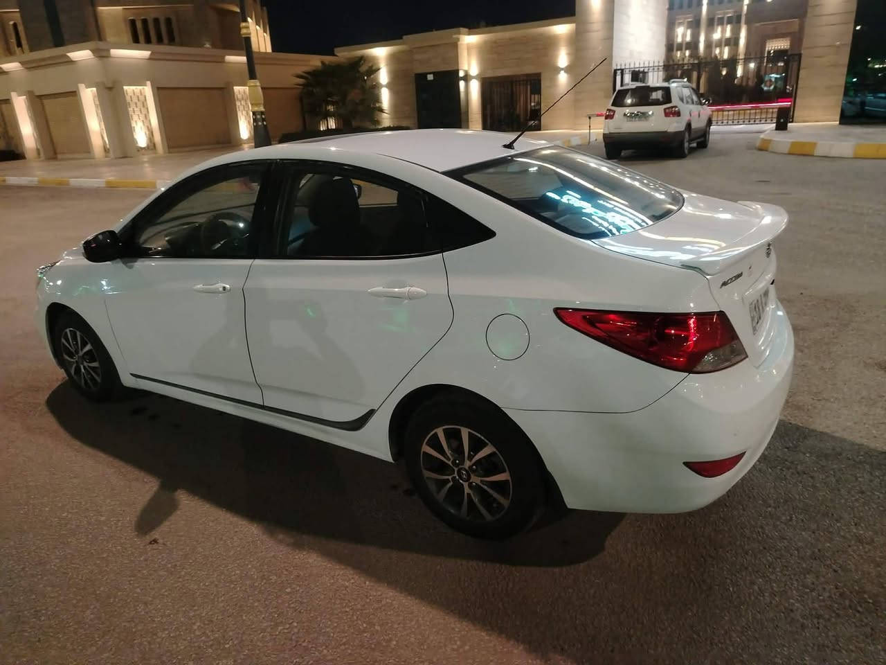 سلام عليكم سياره نوع اكسنت خليجي موديل 2014فول فتحه شاشه كامره حساسات امامي خلفي تحكم ستيرن جهتين شاير مري مري شفط منضومه كشاف زنون كفاله كير مكينه حداديه تخم تاير تبريد كفاله من ضربه او تبديل او صبغ مكينه حجم 1600العنوان كربلاء السعر 98 بيها مجال بيع فقط. ***********
