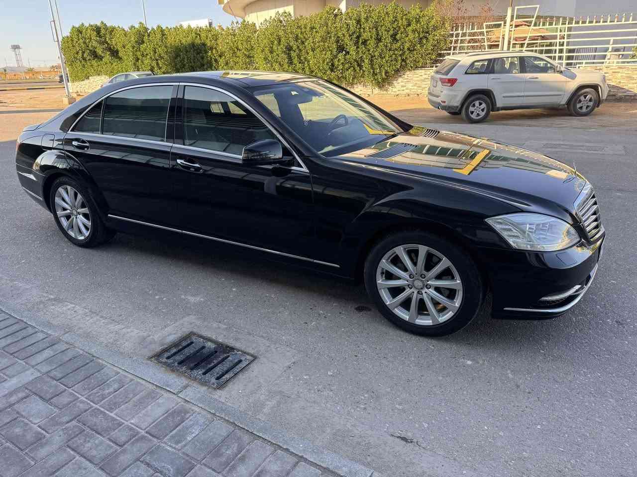 للبيع، سياره مرسيدس S-Class S350 موديل 2012. السياره بحاله الوكاله تماما، خاليه من الصبغ والحوادث، واستخدام شخصي نظيف جدا. تتميز بمواصفات كامله من فل اوبشن، تشمل سقف بانوراما، نظام داتا شو وناظور ليلي، مقاعد كهربائيه، ابواب بصمه، صندوق كهربائي، وابواب شفط، بالاضافه الى حساسات اماميه وخلفيه وكاميرا. السعر 23,500 دولار للاستفسار، يرجى التواصل على الرقم *********** علما بان السياره رقم أربيل الجديد
