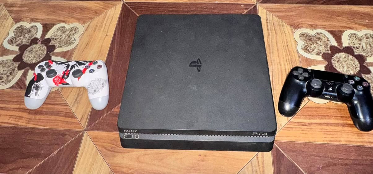 السلام عليكم
ps4  للبيع، البلي سلم 500 كيكا.
المحلقات: واير الطاقة الأصلي (بدون واير hdmi).
الجهاز يجي وياه ثنين يدات هدية (بيهن مشاكل بسيطة لليريد يصلحهن). والبلي (النظام الاخير يعني اونلاين)
والي يريد وياه حساب فورت نايت بي ٩٠ سكن وحساب روكت بيه سيارة فنك السعر(١٥)
العنوان: كربلاء المقدسة
السعر: 180 ألف بدون الحساب
الرقم: ***********
