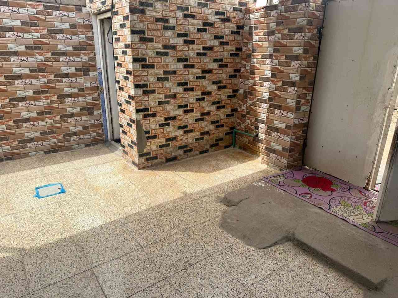 بيت زراعي للبيع مساحه 250 غرفتين وصاله كبيره ومطبخ حار وبارد وديوانيه وساحه + كراج لبيت عالي عن شارع جدا طريق سوق الشيوخ فضليه قرب طاقه كهرباء قديمه قريب ع شارع خدمات كامله سعر 48 وبي مجال
***********
