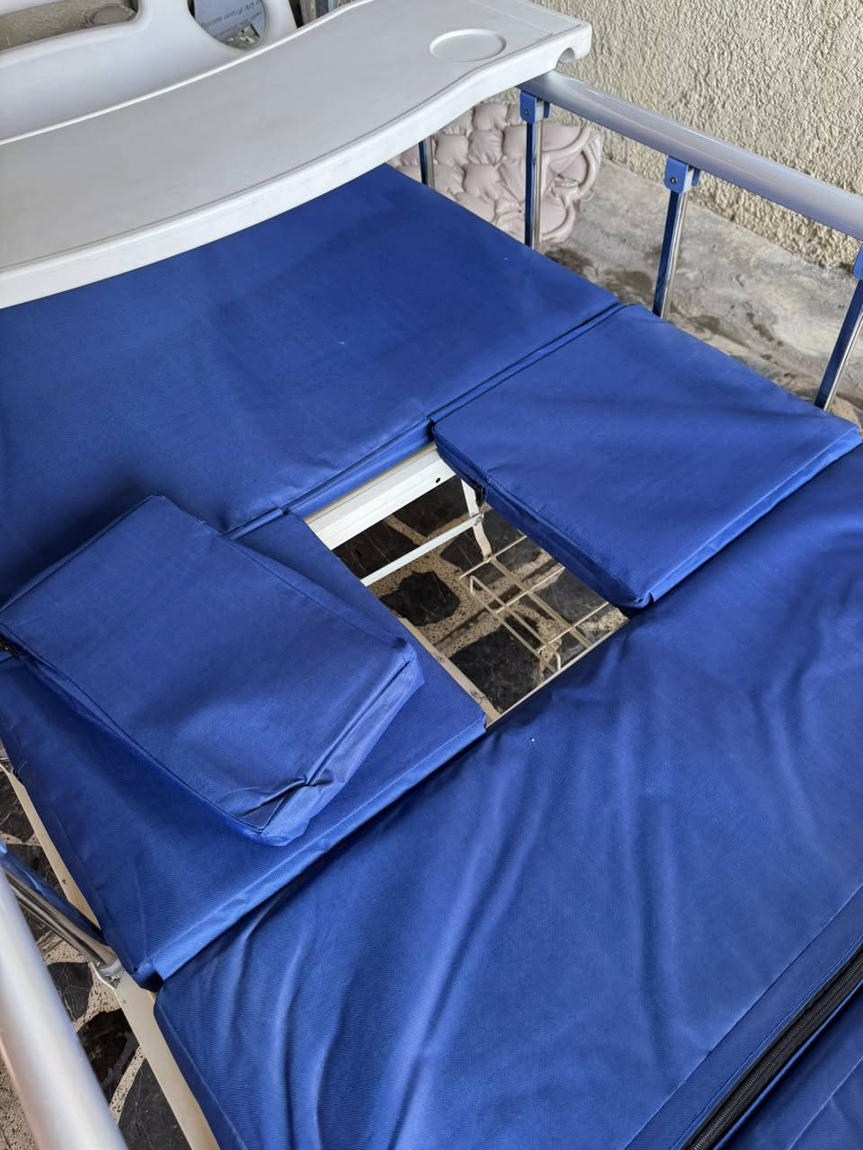 سرير طبي مستعمل شي بسيط ونضيف جداً
ويتحريك يدوي 
ويّا 3 دواشك تقرحات كهربائيه لراحة المريض 
قوي، عملي، ومناسب للبيت أو المستشفى

للعلم:
فقط الدواشك الكهربائيه سعرها ب٢١٠ الله يشهد عليه

💥 السعر كامل مع سرير ودواشك : ٣٢٥ فقط �
للتواصل ***********
