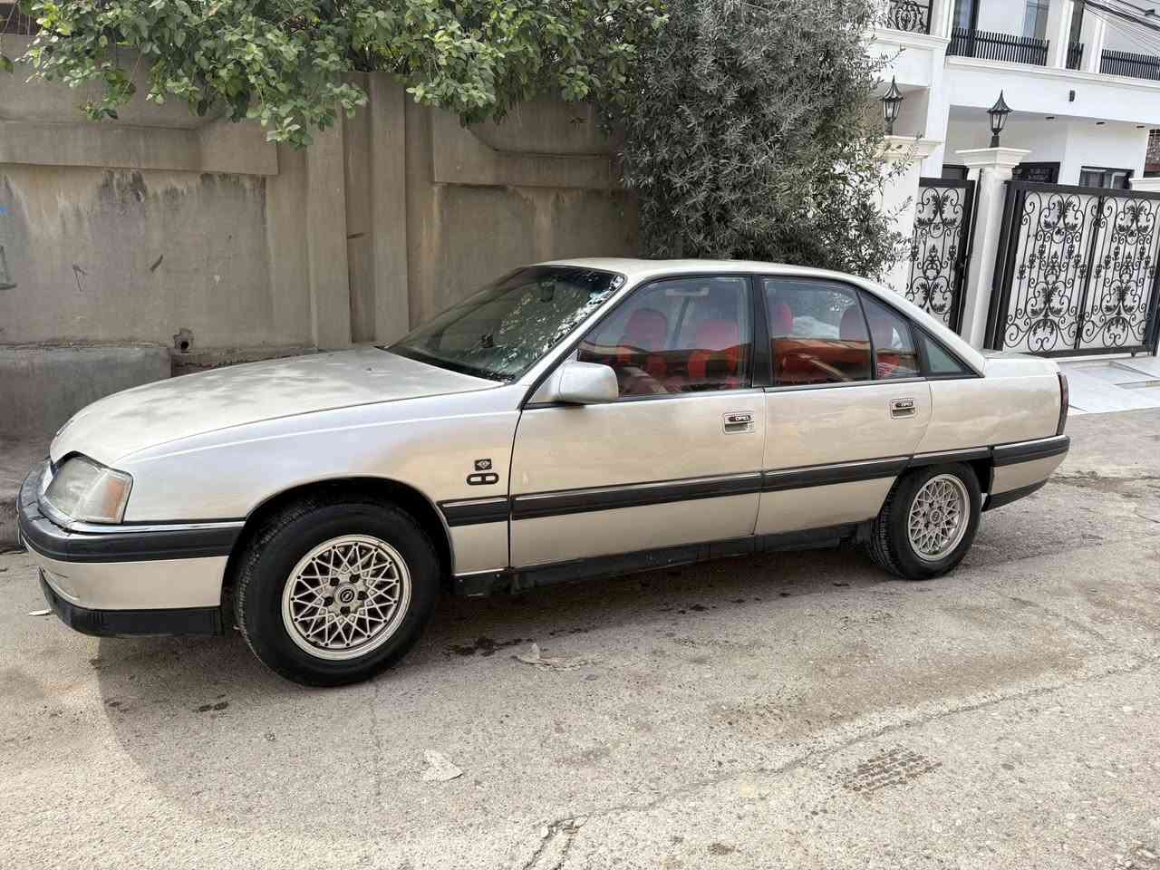 ملاحظة رجاء اقرأ منشور اولا بعدين خابر كلشي كاتبلك اهنا إذا مو شراي لا تخابر رجاء 

اوبل اوميكا موديل 92 محرك بطه 3000
كير اوتوماتيك 
محرك بطه بيه صوت قول بةكن   كام شفت راجع شويه وكير كفاله ما بيها اي شي 
كدام وره كبس ما بيها ضربات صبغ عام لل جمالية 
بس ضربة وحيده بالباب سايق واصل تكمة بس سقف ما بيها معجون شرط
شوته رياضيه 
سقف سلايت كهربائي شغال 
2جام كهربائي
رقم أربيل دولي سنويه حتى 2030 
كوبن بنزين بيها 
تبريد و تدفئة تبريد شغال ثلج بشرط جديد 
كهربائيات كله شغال 
شاشه ايباد تسلا 
قفل مركزي 
بطرية جديده
تحويل وكاله بشرط سنويه بسمي 
السعر 35 وبيها مجال فقط بيع نقدي بدون مرواس او اقساط
العنوان : كركوك ناحية التون كوبري 
رقم ***********

