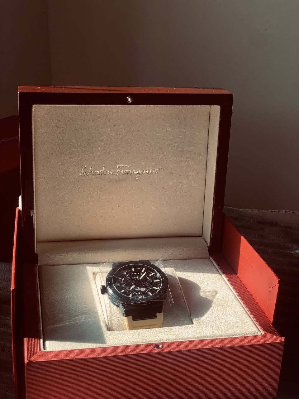 ⌚ ساعة Salvatore Ferragamo أصلية ⌚
فخامة إيطالية بتصميم رياضي أنيق 🔥
كامل مرفقات 
سير جلد اصفر
✨ المميزات:
 • ماركة عالمية Salvatore Ferragamo
 • تصميم عصري ملفت للنظر
 • هيكل قوي ولون أسود أنيق
 • سوار مريح ومناسب للاستخدام اليومي
 • تأتي مع العلبة الأصلية

💼 مناسبة للبس الرسمي والكاجوال
🎁 خيار مثالي للهدايا

📩 للاستفسار أو الطلب راسلنا خاص
🚚 توصيل متوفر


**إذا كنت صاحب هذا الإعلان وتريد حذفه لأي سبب، رجاءا أرسل رسالة إلى الدعم الفني**