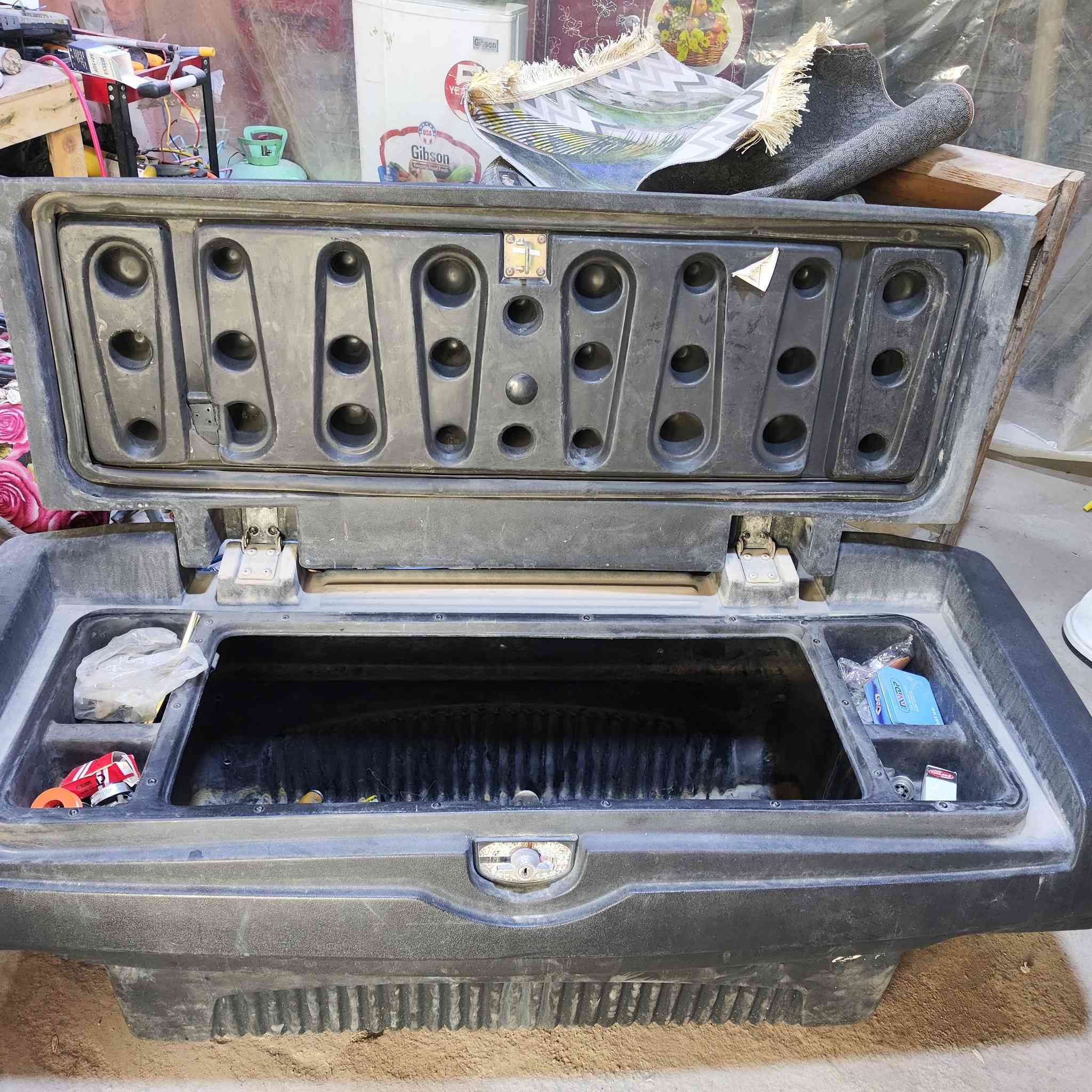 السلام عليكم
صندوق بيك اب كلش نضيف  معزول اي قطرة ماء ما تدخله يجي بالبدي مال البيك اب السعر 300 الف العنوان الزبير 
***********
