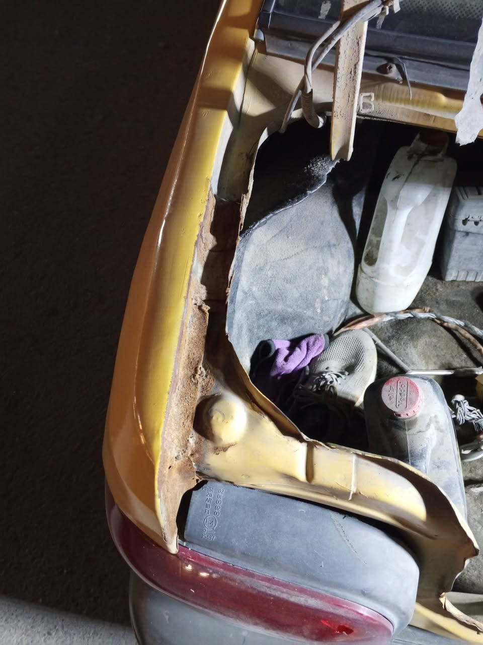 سلام عليكم 
موديل 12ابيع كوم حديد فقط بصمه 
محرك انقص كل 10ايام انقص ربع لتر
تخم تاير صدر امامي وخلفي جديد مشط مجفت 
مكاني مستل 
***********
غرامه عليه 400الف تنزل من سعره حسب انفاق سياره مال شغل
21وبيه مجال
