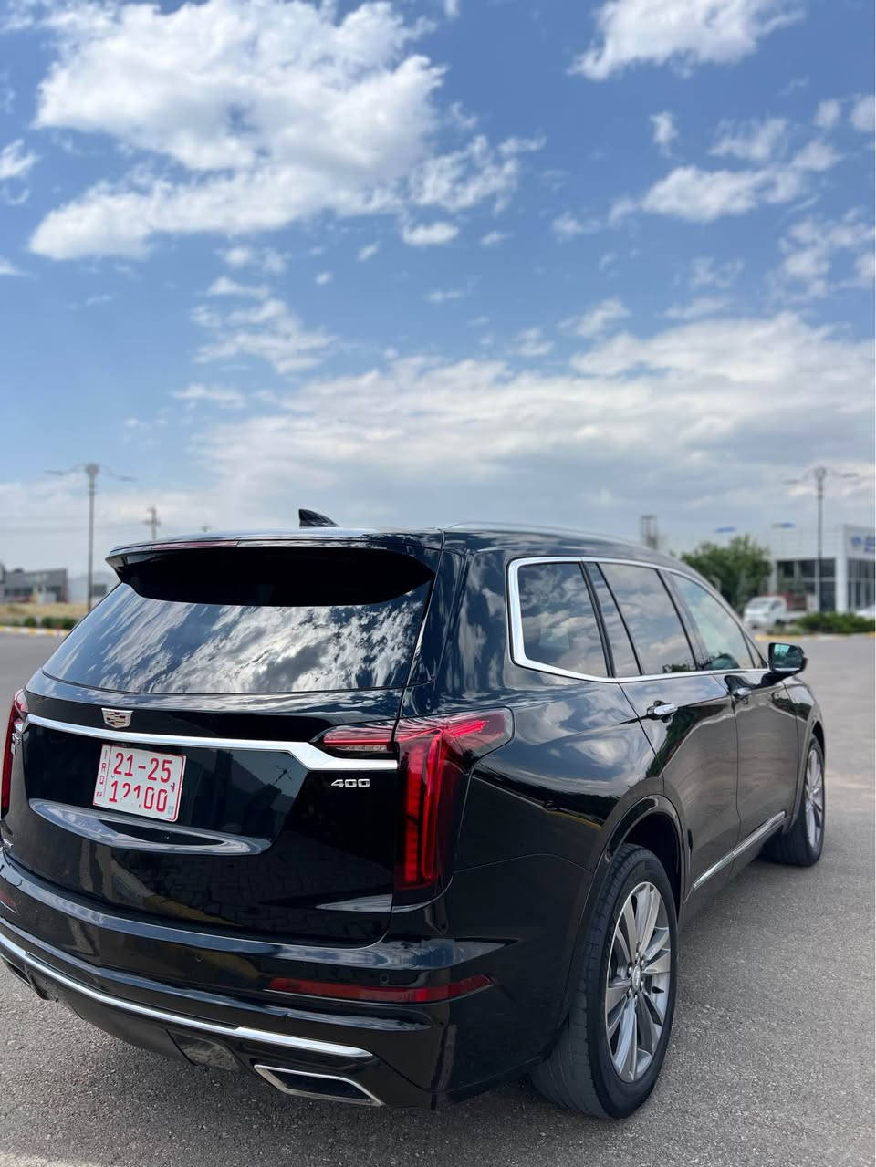 ‎🚘 للبيع – Cadillac XT6 موديل 2023 – اللون الأسود الفاخر

‎💰 السعر: 29,000 دولار فقط  ( فحص مؤقت ) بدون رقم 

⸻
‎⚙️ المواصفات الفنية:
‎ • المحرك: 3.6 لتر V6 بقوة 310 حصان
‎ • ناقل الحركة: أوتوماتيك 9 سرعات سلس وسريع الاستجابة
‎ • نظام الدفع: دفع رباعي (AWD) – ثبات ممتاز على الطرق
‎ • الوقود: بنزين
‎ • عدد الكيلومترات: [أدخل الرقم هنا]
‎ • التسارع: من 0 إلى 100 كم/س في 6.9 ثانية
‎ • استهلاك الوقود: حوالي 9.4 لتر لكل 100 كم (قيادة مختلطة)

⸻
‎🎯 المزايا الداخلية:
‎ • مقاعد جلد طبيعية فاخرة – 3 صفوف تتسع لـ 7 ركاب
‎ • مقاعد أمامية كهربائية مع خاصية التدفئة والتبريد
‎ • مقاعد الصف الثاني قابلة للطي والإنزلاق بسهولة
‎ • نظام صوت Bose فاخر بـ 14 سماعة لتجربة صوتية راقية
‎ • شاشة لمس وسطية 8 إنش + دعم Apple CarPlay و Android Auto
‎ • تحكم بالمناخ ثلاثي المناطق لكل صف تحكم مستقل
‎ • سقف بانوراما واسع يمنح إحساس بالرحابة
‎ • شحن لاسلكي للهاتف + منافذ USB أمامية وخلفية
‎ • إضاءة داخلية محيطية متعددة الألوان
⸻

‎🛡 أنظمة الأمان المتقدمة:
‎ • 7 وسائد هوائية موزعة داخل السيارة
‎ • نظام الفرملة التلقائية في حالات الطوارئ
‎ • تحذير مغادرة المسار + المساعدة في البقاء ضمن المسار
‎ • كاميرا رؤية شاملة 360 درجة
‎ • مثبت سرعة متكيف بالرادار
‎ • نظام كشف المشاة والتنبيه قبل الاصطدام الأمامي
‎ • حساسات أمامية وخلفية لركن أسهل

⸻

‎🌟 المزايا الخارجية:
‎ • لون أسود لامع فاخر مع لمسات كروم
‎ • جنوط ألمنيوم 20 إنش تصميم رياضي أنيق
‎ • باب خلفي كهربائي بفتح آلي (Hands-Free)
‎ • مرايا جانبية كهربائية قابلة للطي مع تدفئة
‎ • زجاج خلفي مظلل للخصوصية
‎ • أضواء أمامية وخلفية LED بالكامل

⸻

‎📩 للتواصل والاستفسار:*********** أربيل, العراق
