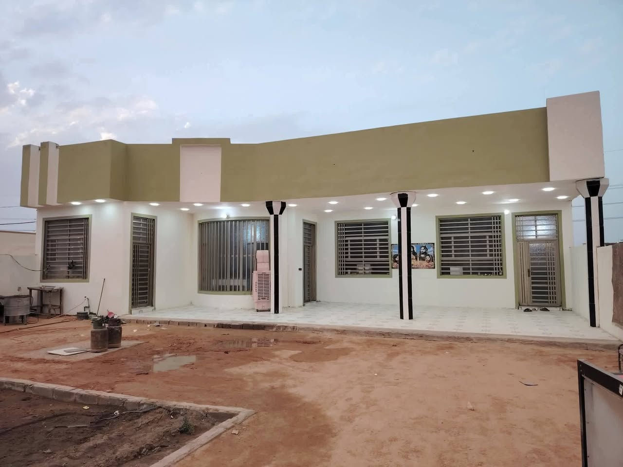 سلام عليكم
بيت للبيع المساحه 1000متر واجه 17نزال60 قريبه على شارع العام تبعد300متر فقط وتبليط لباب البيت كافة الخدمات متوفره كهرباء ماء مولد خط ذهبي مدارس سوق يتكون من
4غرف نوم سويت  4x6
صاله12x5
ومطبخ حار وبار 7x6
استقبال12x5
مجموعه صحيات داخليه
مجموعه صحيات خارجيه
مساحه خلف البيت
وحديقه اماميه وكراج بناء ممتاز درجه اولئ طابوك نهروان صب كونكريت مركزي الاساس والسقف اقرار محكمه مباشر المكان النجف الاشرف شارع كربلاء نجف عامود151
الاستفسار ***********

               ***********
