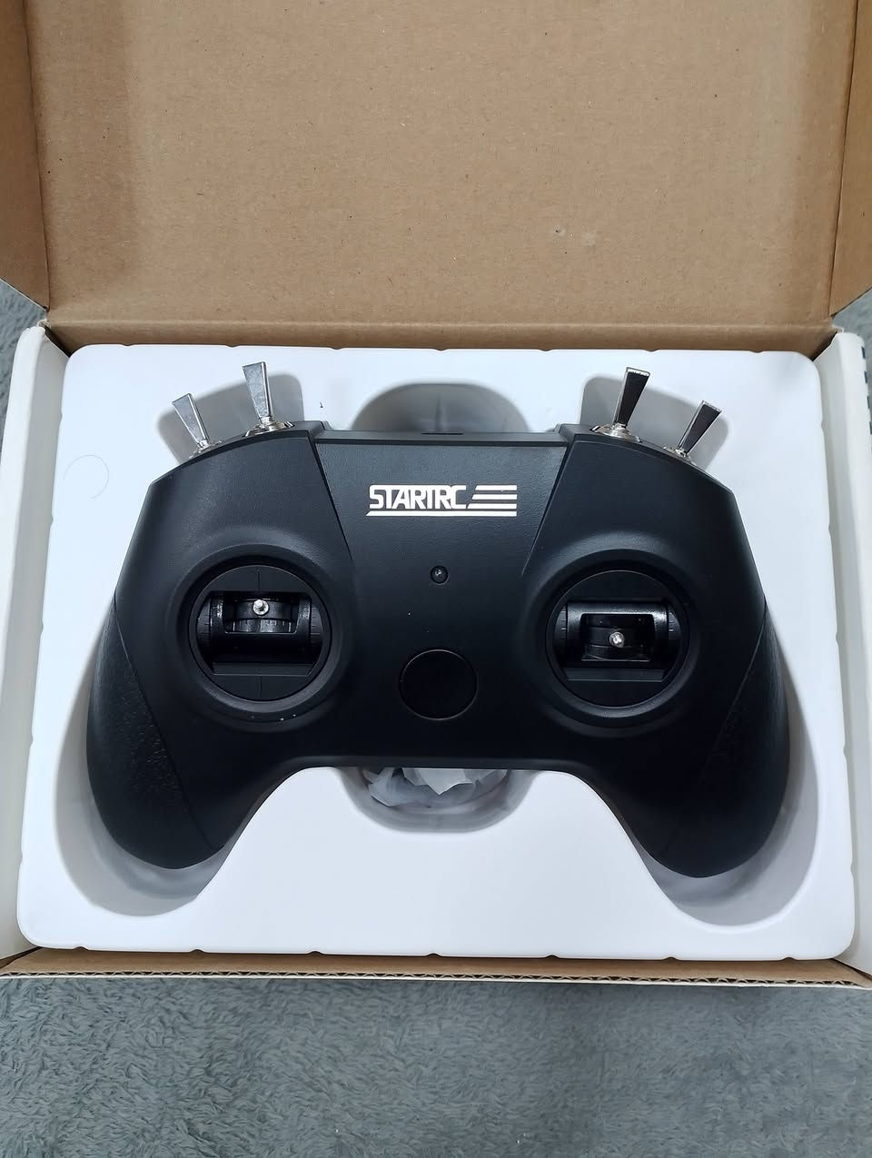 هو جهاز تحكم في محاكي الطيران بالطائرات المسيرة (Drone Simulator Remote Controller) من طراز STARTRC S8
يوجد توصيل لجميع المحافضات 🛵 
***********
