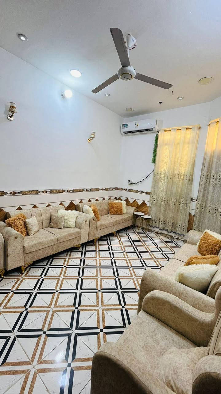 بيت100م طولاني طابقين بناء حديث كله كونكريت في حي الجامعه شارع 50 نهايته الفرع
القاط الاول كامل والثاني يحتاج فقط بياض 
مطلوب إسكان 10 السعر 130 مع الاسكان بي مجال للاستفسار اكثر اتصل على الرقم 
*********** ما متواجد على الفيس
