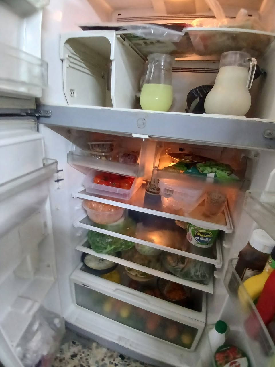 السلام عليكم ثلاجه هيتاشي للبيع نضيفه شغاله على الفحص مكاني الدورة سعرها ٣٧٥ الف مكاني الدورة ***********
