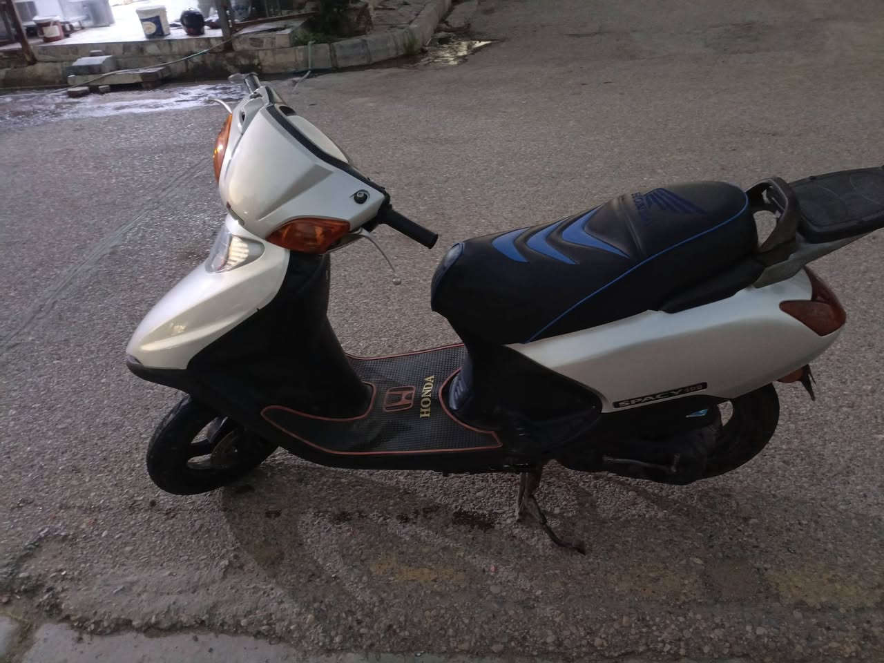 سبيسي ماليزي مديل 2020 مكينة مفتوحة مرة وحدة وناعمة مكفولة من تنقيص او تبخير 
كهربائياتها كلها شغالة بيها لايت زينون  دراجة جاهزة مابيها اي نقص مرتبة من الطول للطول 
بيها صالنصة رياضي تريد البلادي هم موجودة
سعرها 625 وبيها مجال بسيط كلش 
***********
مكاني كوت داموك
