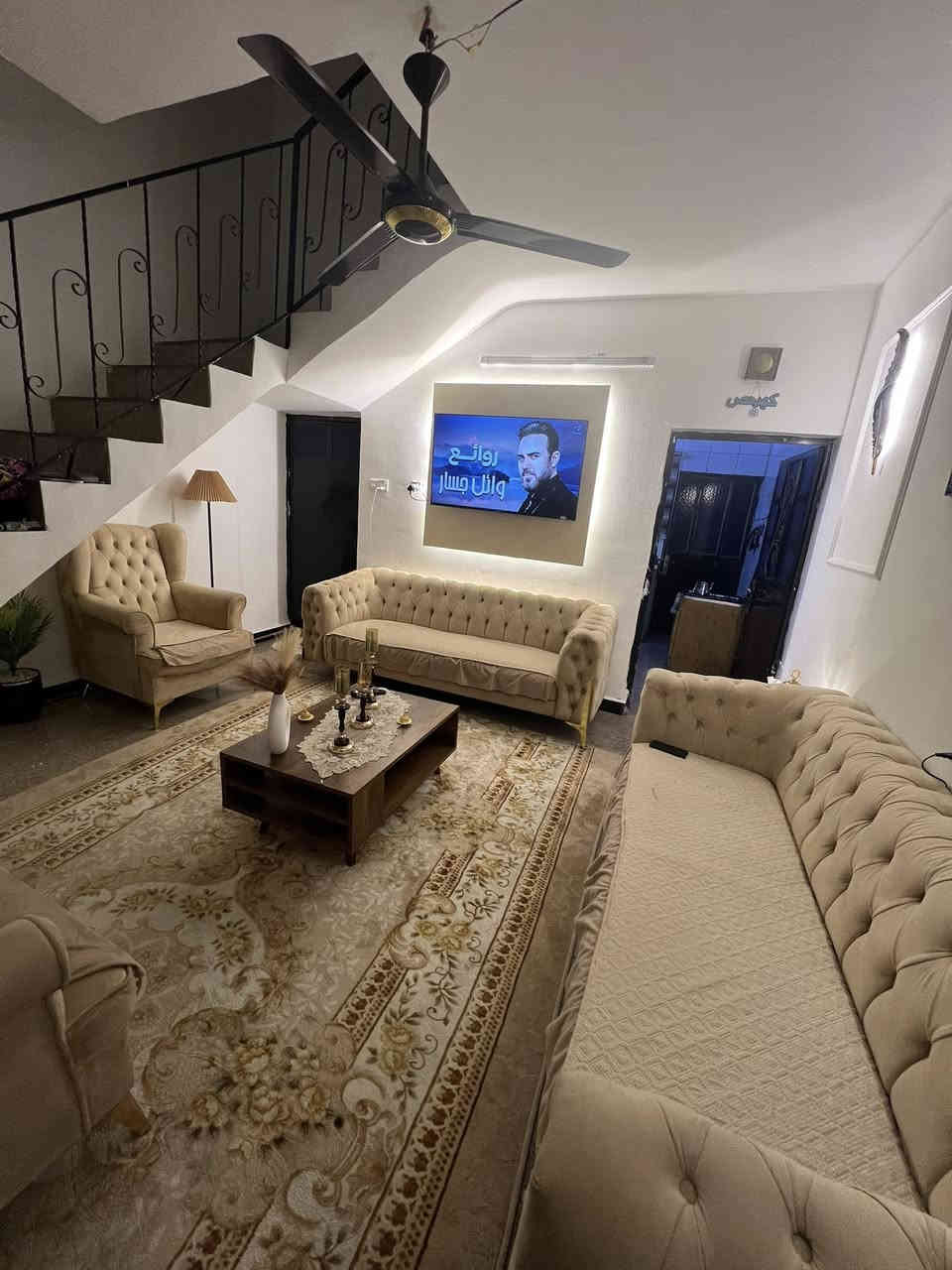 بيت مسلح للبيع المساحه ٥٠م واجهه٥م يحتوي بيت طابقين يحتوي ع صاله وخدمات وغرفتين وبيتونه وسطح العنوان الاعظميه للاستفسار ***********
