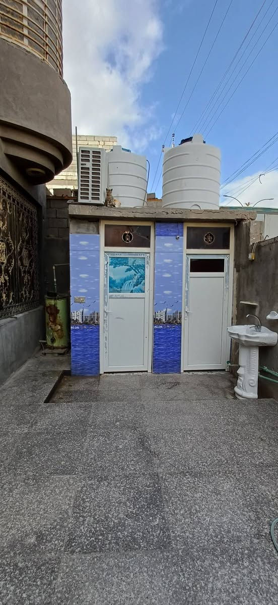 بيت  طابقين مساحه200 واقع حال(220) على شارع 30 مقابيله خدمات(ساحة فارغه) الجيران حلوين وهادئين الطابق الارضي يحتوي على 
 غرفتين 4×5
صاله.     8×5 
مطبخ.   4×6
ديوانية 7.5×4
بالاضافه الى صحيات خارجيه وداخليه وطارمه واسعه تشيل سيارة ونص والطابق الثاني يحتوي على غرفتين كبار وصاله وحمام
موقع حي الشرطه 74 مقابيل الطاك  يبعد عن شارع القائد 300 متر
تواصل***********
    او   ***********
