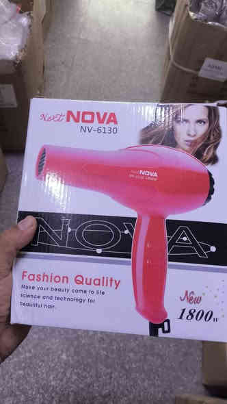 يالله تكرار المنتج لكثرت الطلبات عليها 
شسوار شعر ماركة NOVA 
نوعية منتازة
 حارة بارد
متكون من 3سرعات
درجة حرارة 1800واط
سعر القطعة 8الف
***********
