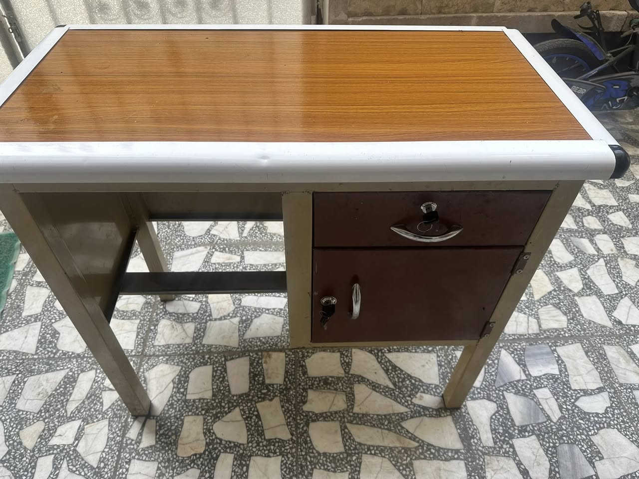 السلام عليكم ميز وكرسي مكتبي نضيفات واخو الجديد مثل ما موضح بلصوره
القياس للميز 
90*45
والكرسي جلد واسفنج كعده مريحه 
90 الف ثنينهن 
***********
او خاص الصفحه
