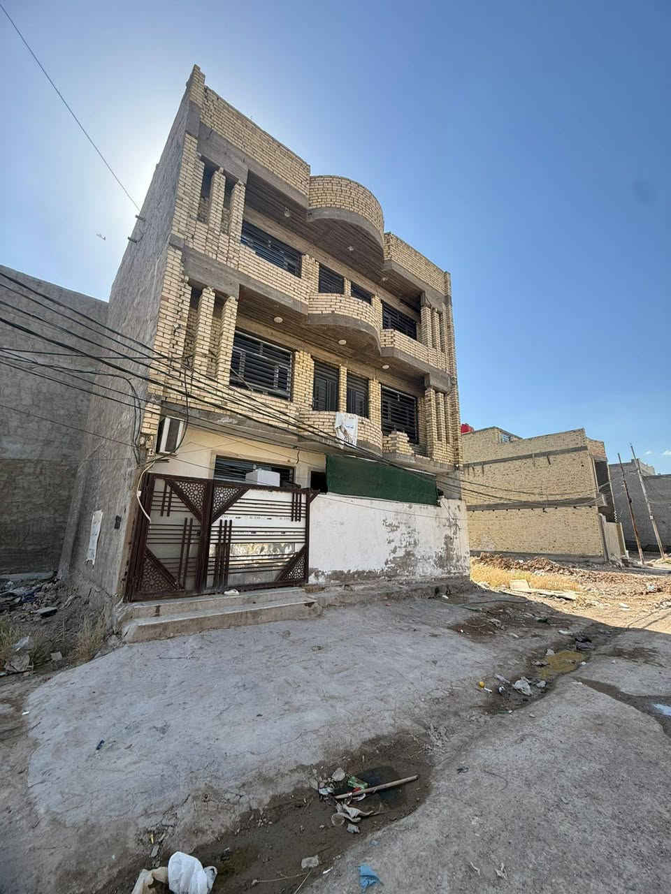 دار للبيع في منطقة العز خلف مرور تاجيات
المساحه 100 واجهة دار 10 مربع
يحتوي على7 غرف نوم +صالة خطار دار كامل مكمل بناء جديد مابي اي نقص بناء حديث فقط واجهة دار غير كامله
دار نضيف جدا وسعره مناسب جدا
 الي يرغب بال شراء يتصل
***********
