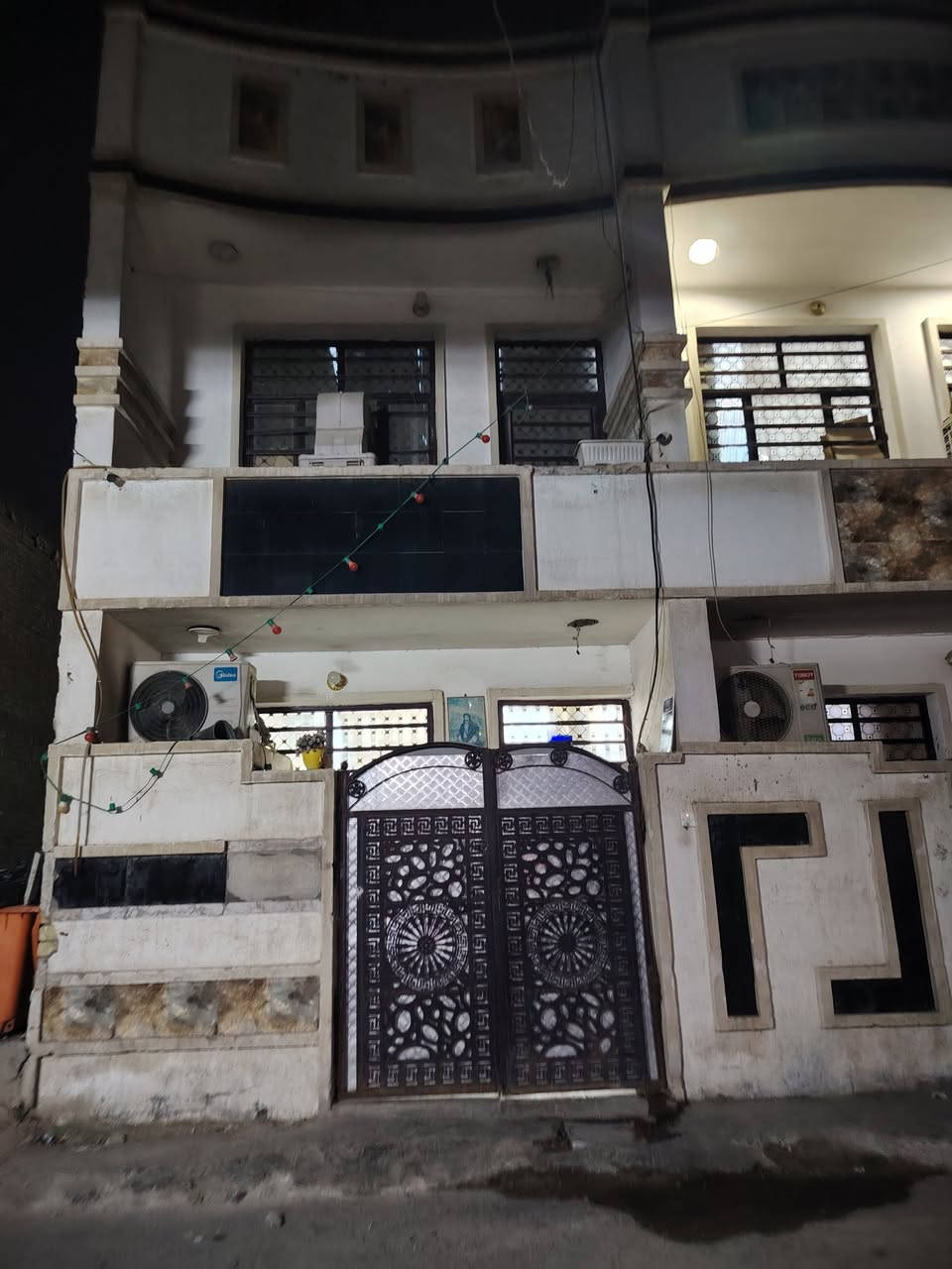السلام عليكم  بيت للبيع ٥٠ متر واجهه ٤ والنزال ١٢ ونص "زراعي سند ٢٥" 
المكان _ الشعب ٫ الجزائر يم محطة سما بغداد 
يحتوي الطابق الاول  على ( كراج صغير _ خدمات خارجية_ استقبال _ مطبخ بارد _ خدمات داخلية _ مطبخ حار_ غرفة)
يحتوي الطابق الثاني على ( غرفة نوم عدد اثنان) 
يحتوي الطابق الثالث ( بيتونة وسطح امامي وخلفي) 
تبليط ومجاري وكهرباء كامل 
للاستفسار  الاتصال على ***********
