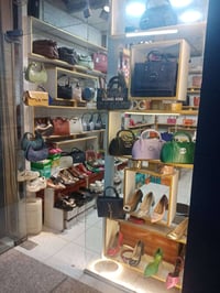 محل طابقين مسوينة صارلة على ايدينة أكثر من تسع سنوات محل متكامل مال اح...