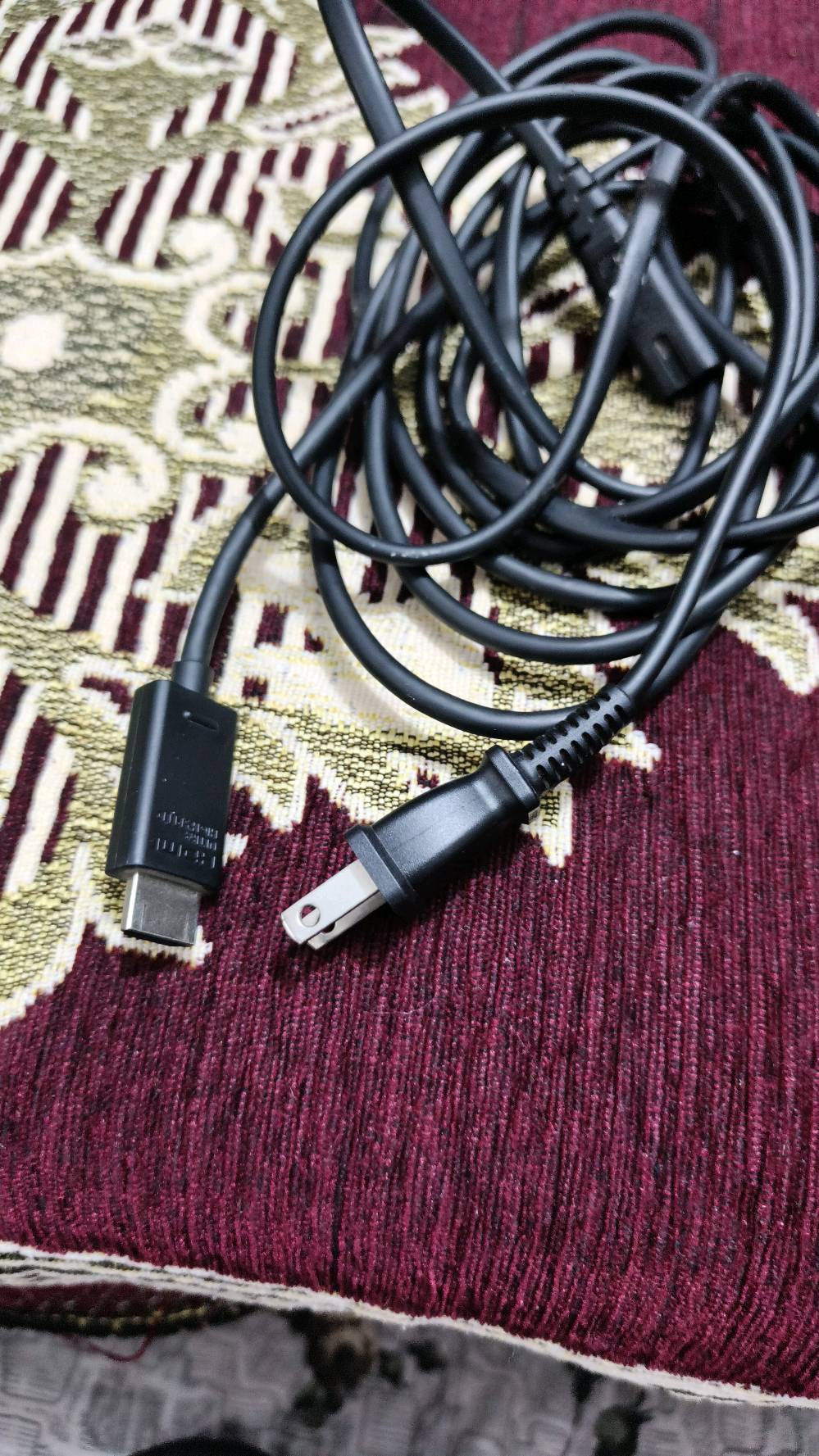 للبيع للبيع  سريس اكس اصدار 23نضافة فول موضح بصورة تجي ويا قاعدة ومروحة تبريد وكيم باس كم لعبة مملوكة سعرة700قفل 
الثاني سريس اس نص تيرا بدون كارتون مع العاب مملوكة بالجهاز مو بالحساب 61لعبة فيفا26وغيرها وكيم باس ومروحة تبريد وبطاريات وups سعرة440 
وتس اب ***********
توصيل لجميع المحافظات موجود
تگدر تذكرلي سعة التخزين بالضبط؟ وهل هي 1TB لو غير سعة؟: 
1تيرا وسريس اس نص تيرا
الجهاز شغال 100% بدون أي مشكلة بالمنفذ، الحرارة، أو القراءة/التشغيل؟: 
شغال بدون اي مشكلة 
وين موقعك بالضبط حتى نرتّب المعاينة والاستلام؟: 
كركوك واسطي 
هل وياه كل الملحقات الأصلية كاملة: السلك، HDMI، اليدين، والكارتون؟: 
نعم كامل ملحقات وكارتون سريس اس بدون كارتون 
شنو آخر سعر إلك، وهل تقبل فحص وتجربة قبل البيع؟: 
اقبل فحص سعرة الاكس700نهايتة سريس اس 425