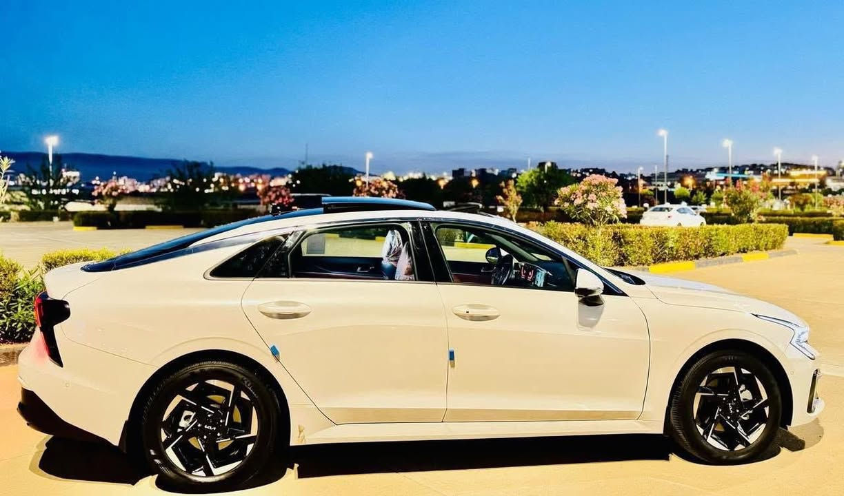 كيا كي فايف 2024  (vip مواصفات خاصه) 

قليل منها السياره كلها بيانو بلاك 

داخل جلد مشمشي مع صاج رصاصي 

اعلى فئه بشركة نيم فول 1/1 
ماشيه 26  الف كيلو  وبل ضمان 
خليجي كفاله عامه 
ضمان 5 سنوات شاشه 3 سنوات سيرفس 
سنه مجانا
محرك 2500 
مواصفات هوايه
بانوراما 
بصمه 
تشغيل عن بعد 
كشنات جلد مشمشي مميز 
كشنات كهرباء 
تدفئه تبريد بل مقاعد 
أناره داخليه لمس اوتو هولد ترحيب عن الاقتراب وعند إطفاء السياره انارة داخل يدات الأبواب الوان مع مود القيادة كامرات 5 رادارات جانبي امامي خلفي حساسات امامي خلفي شاشه تحذير عند اقتراب سياره أصوات تحذير مع تشغيل إشارة الجانبيه نقط عمياء تحذير تصادم عند فتح الباب توقف ذاتي مرايه قلاب فتح الصندوق عند الاقتراب صندوق كهرباء شفط كشنات حار بارد تشغيل عن بعد اطفاء عن بعد فتح وغلق الجام عن بعد مرايه وسطيه تعتيم مقاعد خزن كهرباء قفل الجام والأبواب من الداخل لسلامة الأطفال وبعد بيها 
السعر. 245 $ وبيه مجال 
مكان السياره بغداد الغزاليه
☎️ ***********
