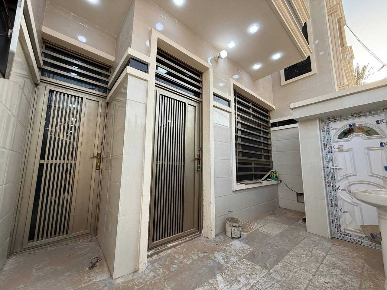 الدار للبيع 🏠السعر 278 مليون وبي مجال بسيط💵
(مدخلين)👌4 اربع غرف نوم 👌
المساحة 100 م 🌹
العنوان الشعب حي التجار الثانية 
يحتوي الطابق الارضي ع كراج وخدمات خارجية ومغسلة واستقبال ومطبخ حار وبارد ومنور وخدمات وغرفة نوم 
ويحتوي الطابق الثاني على ثلاث 3 غرف نوم وخدمات وبيتونة وسطح
للاستفسار اكثر يرجى الاتصال على الرقم التالي***********
او الاتصال على الرقم الاخر 
***********
او زيارة مكتب تبارك للعقار والمقاولات الكائن في شارع الاسواق المركزية قرب مطعم ميامي
