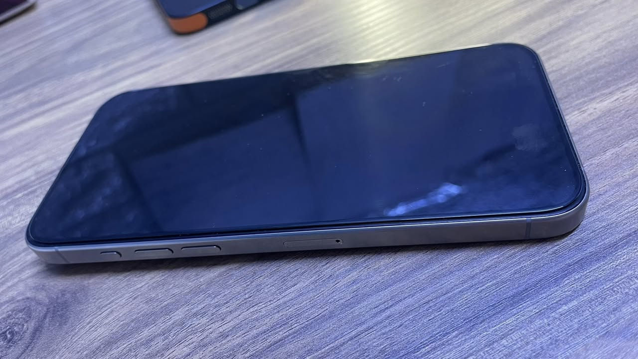 ايفون 15 برو ماكس شرق اوسط اصلي استخدام بيت نضيف جدااً ومكفول من كلشي  ذاكره 256 ملحقاته كامله  حتى كيبل ما فاتحه بعده ولزكه وكفر وياه مكاني البصره الجزائر السعر مليون و 140 /// رقمي : ***********
الجهاز تاخذه تترحملي عليه لان اول مانزل خذينا جديد استخدام بيت
