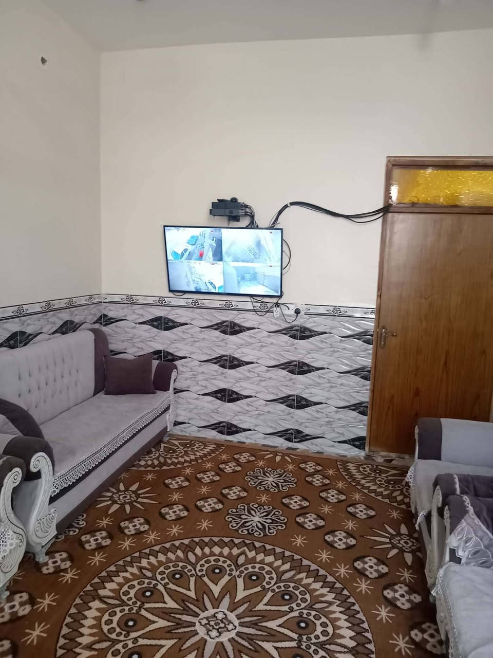 سلام عليكم 
مشتمل للبيع مساحه 100م
 في واسط زين القوس شارع ابو الفضل 
شارع بعرض 10م
لامطلوب اسكان ولا مبادره 
بناء 2018 يتكون من طابق ونص
 جوه استقبال ومطبخ وهول وغرفه وصحيات 
الطابق الثاني يتكون من غرفه وبيتونه

للاستفسار اتصال على مكتب بركات الصدرين للعقار 
عنوان المكتب الزهراء تقاطع ابو علي الكهربائي✔️🟥

*********** عبدالله الغنيماوي 
*********** واتساب
