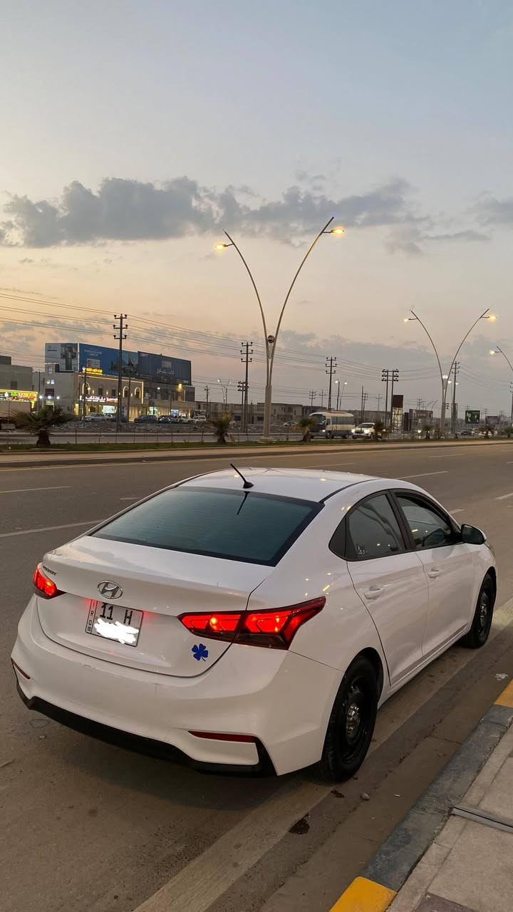 للبيع هونداي اكسنت 
موديل 2019
المواصفات 
 تحكم ستيرن / تبريد تدفئة / مثبت سرعة / درايڤ مود /شاشة بلادية + كاميرا بلادية / تحكم ستيرن / گير At المرغوب 6 نمر / محرك 1600 Gdi المرغوب الراس الفضي
شاصي لغد كفاله 
حادثها بنيد صبغ جاملغ أيمن صبغ نفسهن مصلحات  ورقم الشاصي موجود يطلع الحادث 
ماشيه 97 ميل 
حداديه تخم تايرات جديد سيرفس كامل سياره جاهزه على اخير شغل واطلع 
مكان السيارة البصرة 
السعر ((120)) و بي مجال بسيط رقم بغداد باسمي تحويل ثاني يوم 
***********
