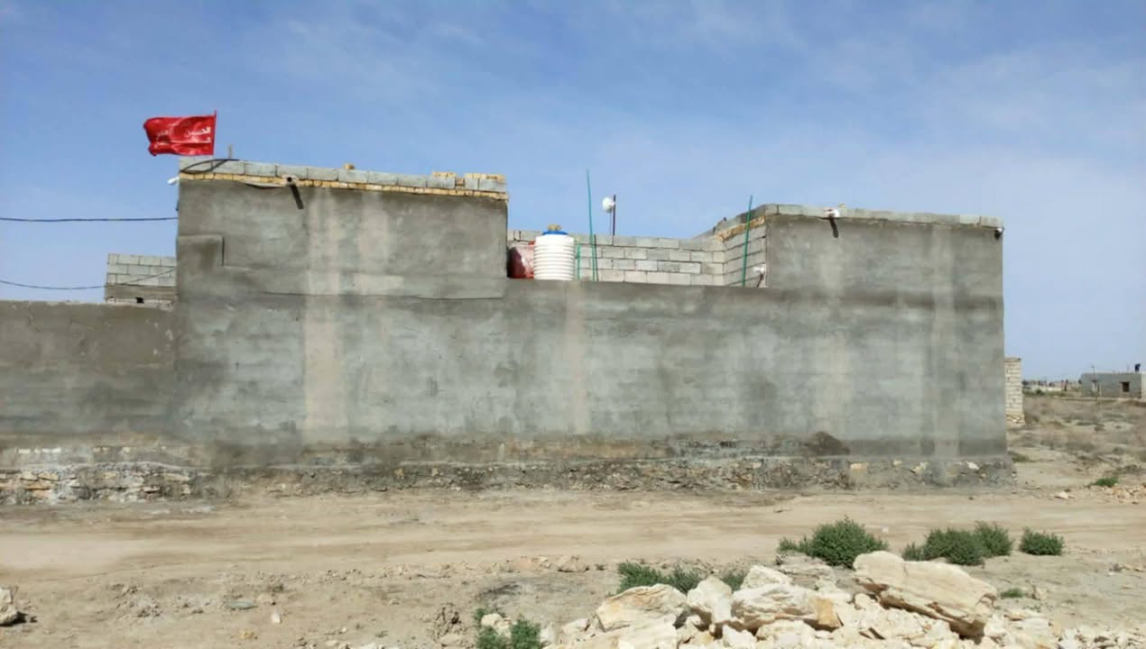 بيت للبيع زراعي ابو صريفه قريب على شارع مقابل الغليم مساحة 250ماي كهرباء غرفتين أو مطبخ أو هول حمامات داخليه أو خارجيه ملاحظه البراني والهول مامعكودات السعر 30او بيهه مجال ***********
