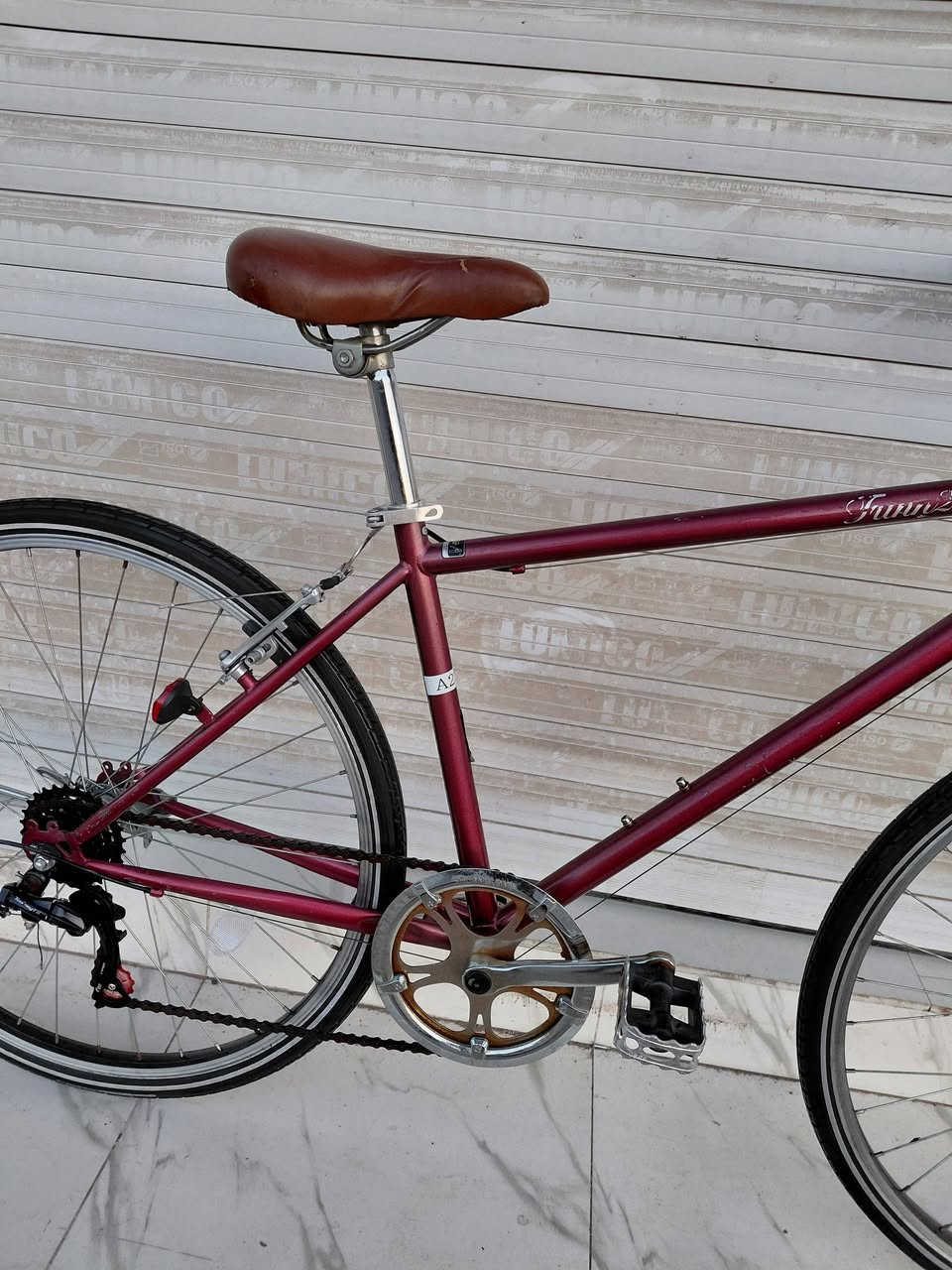 بالة ياباني
حجم 26 دزاين C700
الفريم حديد الملحقات المنيوم
اطارات خط فسفور
SHIMANO 6 SPEED
السعر 120  الف
   ✈يوجد توصيل لجميع المحافضات ✈
كركوك مدخل سايدين حي الاسرى والمفقودين 
معرض ابو شيفان ( *********** )
