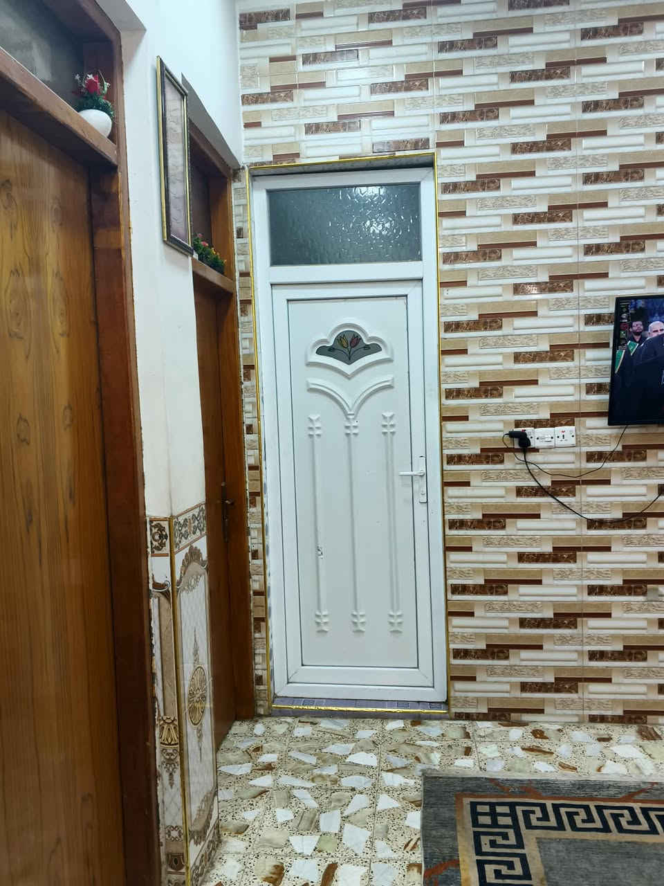 سلام عليكم بيت للبيع المساحة 150م واجهية 7.5 يحتوي على كراج سيارة وحديقة واستقبال مساحة 7في 3.5 وصالة مساحتها 5في 4.5 والطول 5 وغرف نوم ثنين
5في 3.5 ومطبخ مساحة 5في 3.5 ويحتوي على حمام ومنور وترك
العنوان/. بغداد : الكمالية / شارع 70 قرب شارع السوق مقابيل الطابو كاع علي كمال قرب أسواق القريشي
التواصل والاستفسار : ***********
وتواصل واتساب:***********
