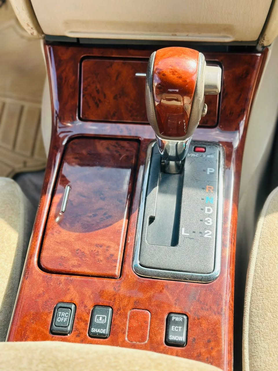 السلام عليكم ملكه قرار 48 شرط فتره شهرين 3 دكم كرستال اصل شاصي 75 محرك دي فور الكبير. بسمي. تحويل مباشر كفاله عامه عده الكصه قماره (كصه قماره فقط )
لون ابيض خضراوي 
تبريد 
سياره تحويره نجف فوك وجوه عارف 
سياره عوازل دشبول 
تخم تاير. 
برده خلفيه
تحكم ستيرن 
مثبت سرعه 
مكان سياره نجف خان النص 
سعر 128 وبيه محال 
الستفسار اتصل ***********
