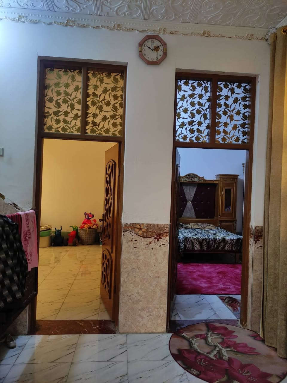 دار للبيع
دار للبيع مساحه 290 واقع حال
 طابو زراعي سند 25مساحه 250  الموقع قريب حي الحوراء مجاور حسينه عبد الخضير 

غرفتين  مساحه الواحده5*4

صاله7*4

مطبخ5*4

استقبال7*4

يحتوي على مناور عدد 2 و وكراج سيار 

ويحتوي صحيات داخليه و خارجيه 

ويحتوي على حديقه
السعر 120  وبي مجال 

للاستفسار الاتصال على الرقم ***********
