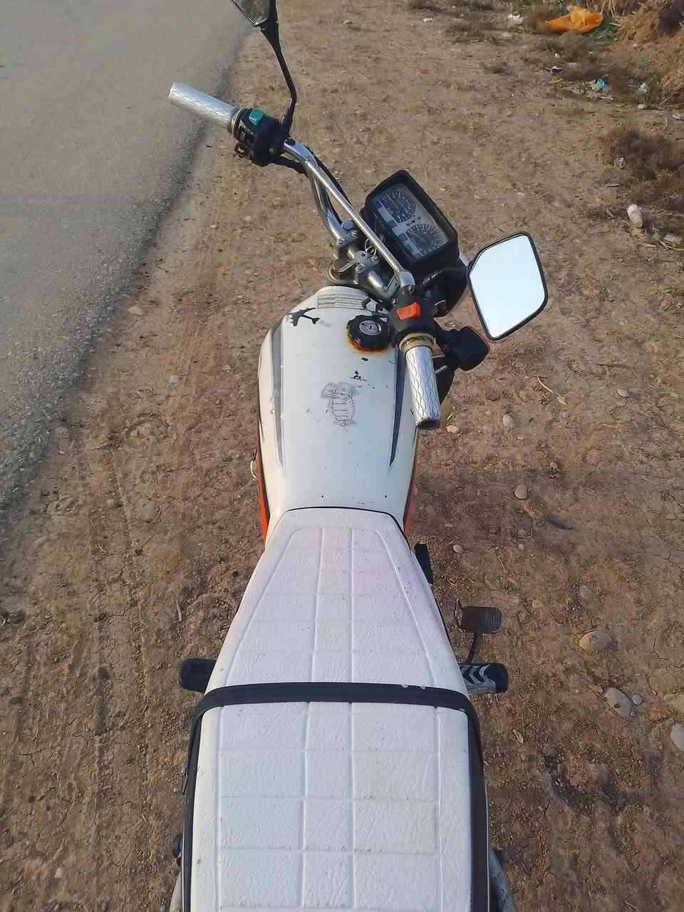 السلام عليكم 
للبيع ايراني 5 گير محرك  مجفت جديد بوشه وبستم لا بخار ولا دخان ولا نظوح
كهربائيات كامله بس باتري تعبان دبلات يخبلن تايرات ووياله جدد 
الباقي شوفة العين رايدي 350 وبي مجال 
مكاني الخالص ***********
