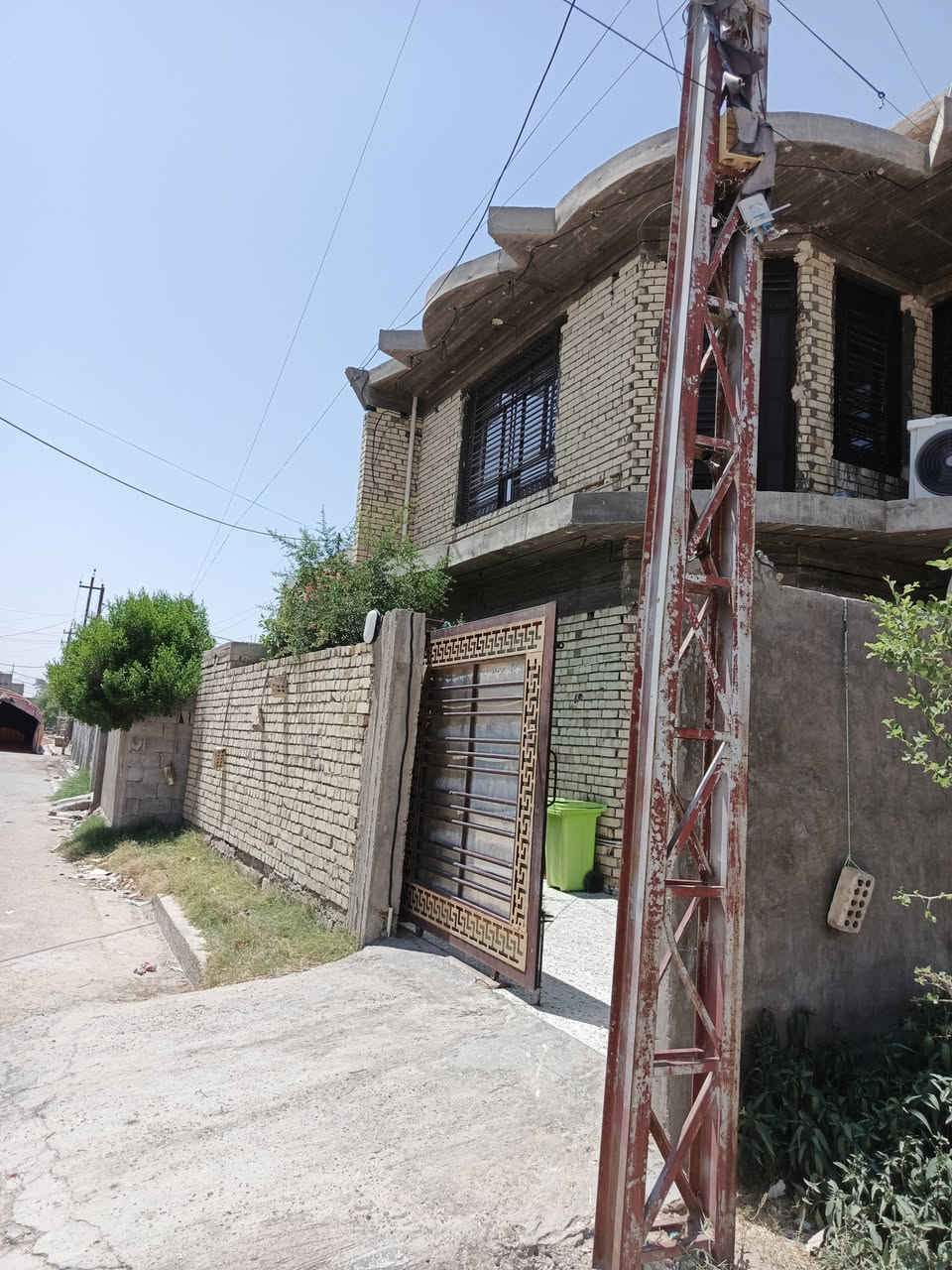 بيت مساحه ١٥٠متر بحي ١٦ ركن عل شارعين بناء حديث قاطين ٤ غرف نوم استقبال وصاله ومطبخ حار وبار مناور ٢ صحيات ٣ غرف نوم عدد ٤  لبيت مطلوب إسكان ١٣ مليون *********** وتساب راسلني ودزلك لسعر
