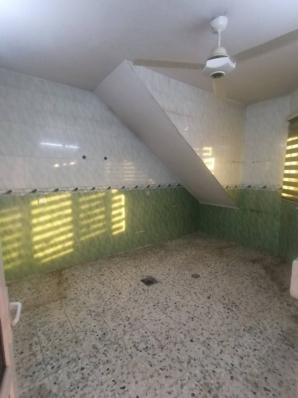 #للايجار (طابق ارضي)
الموقع  : حي البلديات (قرب جامع الصائغ)
المساحة :  125متر
غرفة وصاله ومطبخ وصحيات وكراج
للاستفسار
***********
***********
نستقبل طلباتكم العقارية بيع شراء ايجار
