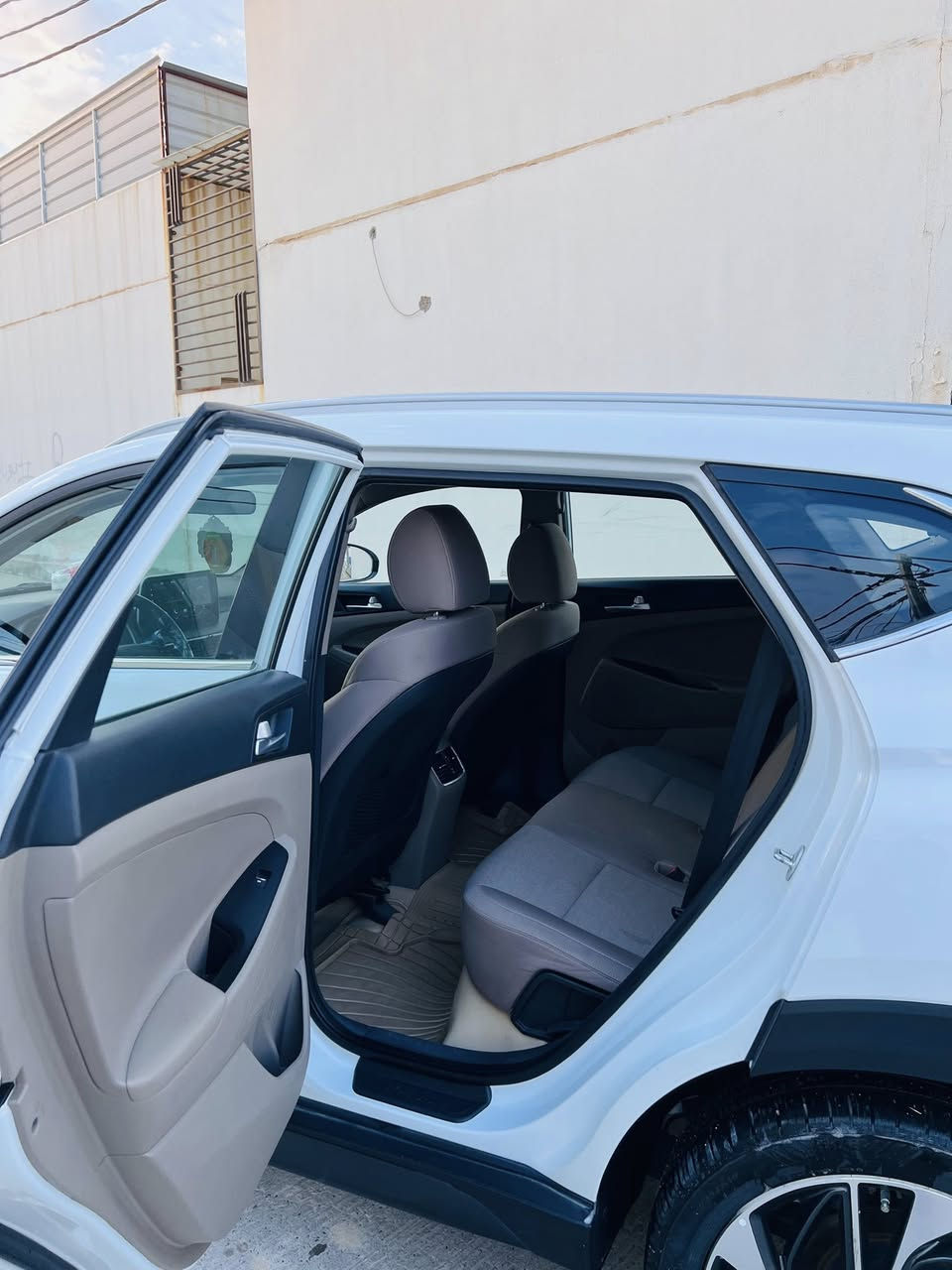 سلام عليكم
توسان مديل /2020 البيع 
سياره كفاله عامه ماعده كارت اربع اصابع 
سياره جديده كلش 
مواصفات 
شاشه 
تحكم ستيرن جهتين 
كشن كهربائي 
وهواي مواصفات من ضمنه شحن التلفون بدون لاسلكي 
سياره جديده ماشيه 90 الف بس 
السعر /198 وبيه مجال 
الرقم/***********
العنوان /النجف 
مامتواجد بل فيس
