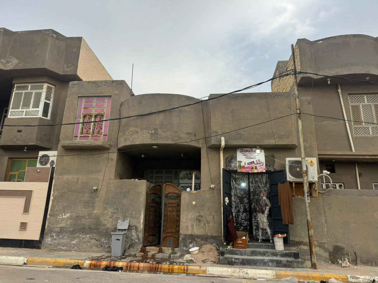 بيت للبيع مساحة 110
يحتوي على غرفة زائد برانيه 

زائد صالة زائد حمامات داخلي وخارجي

كونكريت مسلح قاط واحد 

ويحتوي على محل طالع 

من نفس البرانيه 

السعر 100 مليون وبيه مجال لشراي 

رقمي *********** واتساب 

او *********** واتساب
