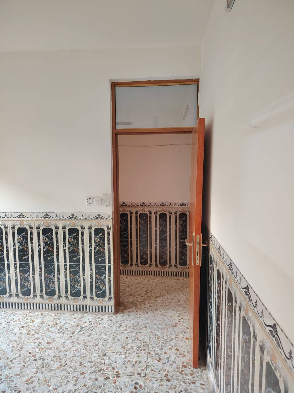 سلام عليكم بيت البيع مساحه ٦٠ متر متخلين استقبال ومطبخ وغرف عدد ٢ وصحيات داخليه ومنور كراج البيت طابو ملك صرف منطقة الانتصار مقابل مستشفى حماد شهاب سعر ٦٥ مليون ***********
