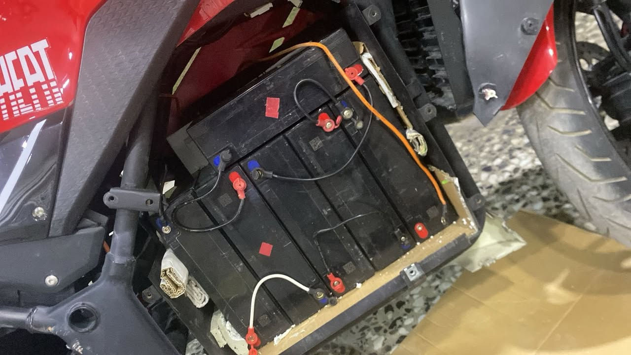 بطاريات تينج كرافين EVF الميعرف الكرافين عمرة ضعف العادي حجم 32 امبير و34 امبير مسطره كلهن عندي 6 مستعمل قليل كلش 3 مرات مشحون بس تجي تفحصهن وبلعافية وابيع كلهن سوة 
دابدل اريد اشد 52 امبير 
مكاني بغداد الكرخ 
***********
