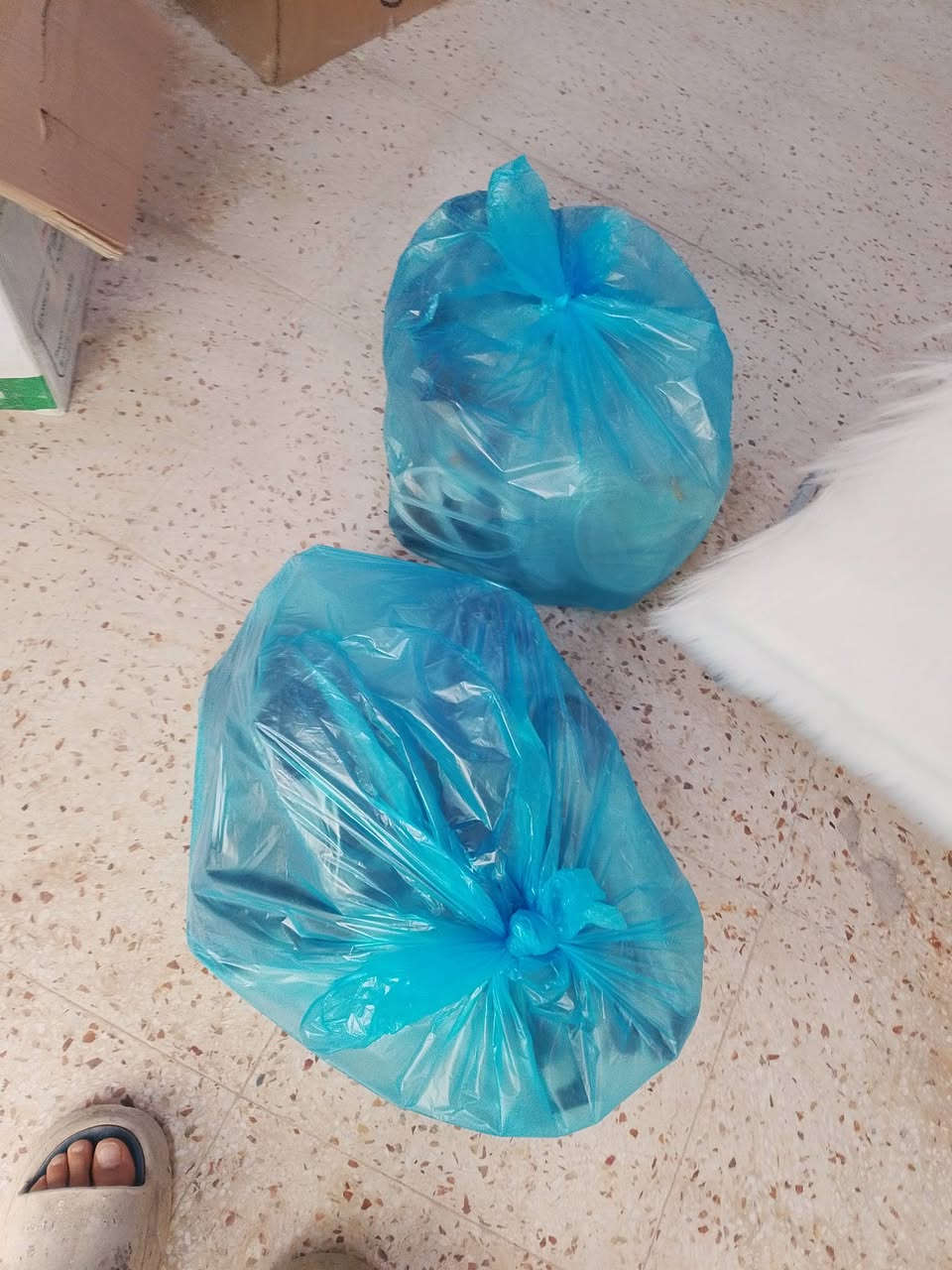 غراض محل البيع من رفوف +سكاك+كلمة+ ميز سجاجي +تعليك
***********
