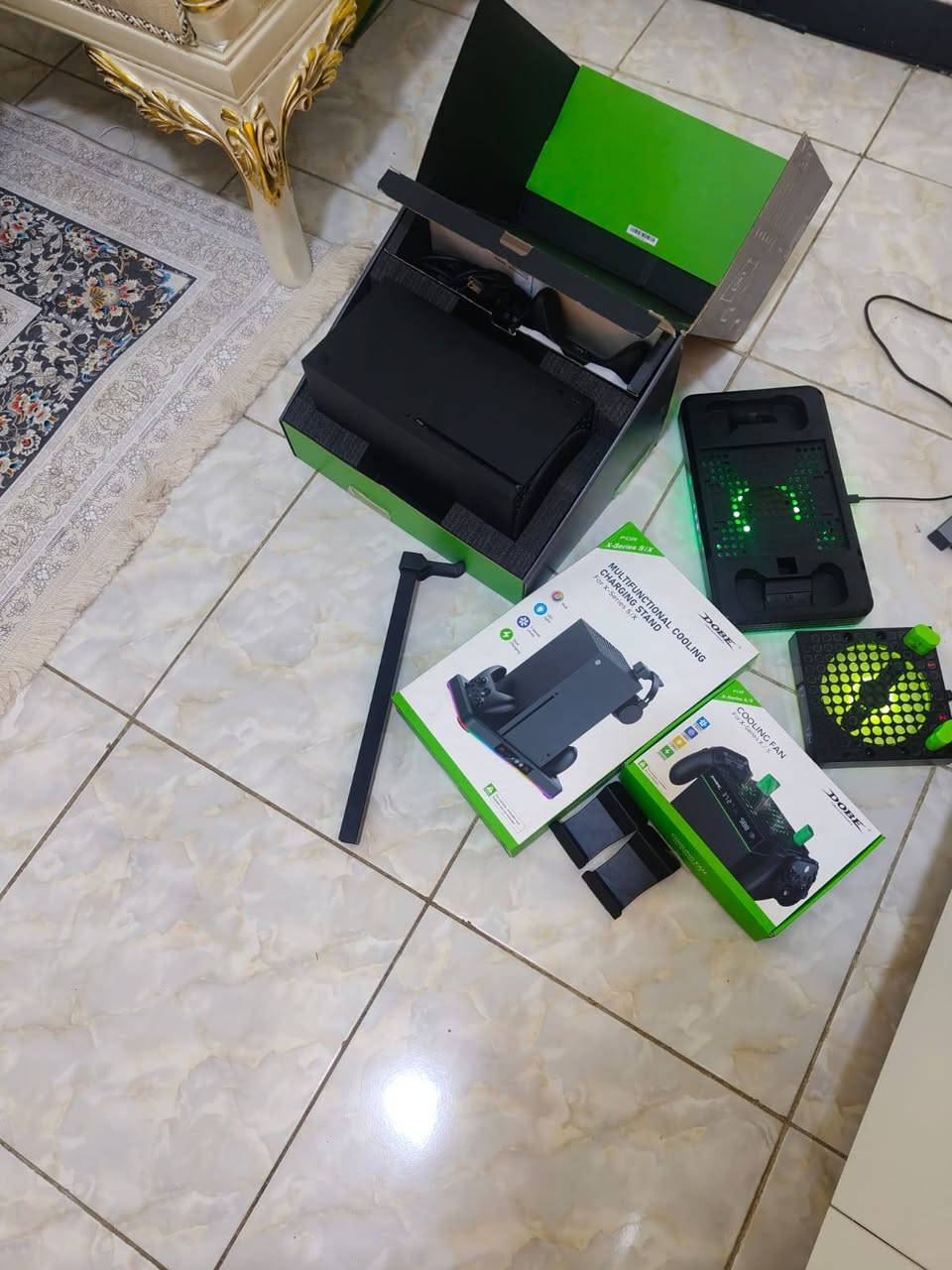 عندي جهاز Xbox Series X للبيع، الجهاز فول نظافة  100%
🌟 الملحقات المرفقة مع الجهاز:
قاعدة تبريد وشحن متعددة الوظائف من شركة DOBE 

إضاءة RGB ممتازة تنطي شكل كلش حلو للجهاز 

3 مستويات لسرعة التبريد للحفاظ على سلامة الجهاز.
شحن سريع لليدتين بنفس الوقت.

حامل للمايك / الهيدسيت.

مروحة تبريد إضافية علوية (DOBE Cooling Fan):

مزودة بشاشة رقمية لإظهار درجة الحرارة.
تضمن إخراج السخونة بشكل سلس وأداء مستقر بدون أي تقطيع أو حماوة.

السعر المطلوب: 825 ألف دينار و بيه مجال 
الجهاز باكيج كامل متكامل، ما تحتاج تشتري أي قطعة إضافية أو تخاف عليه من الحماوة 

تفضل خاص او واتساب ***********
