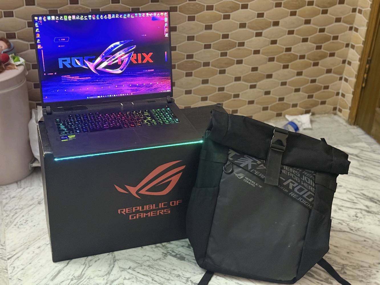 لبيع وحش الألعاب والتصميم ASUS ROG Strix G18 (أقوى مواصفات وجهاز نظيف)

السلام عليكم.. للبيع لابتوب ASUS ROG Strix G18 موديل (G814J). الجهاز غني عن التعريف، يعتبر من أقوى الفئات بالعالم حالياً. اشتريته بـ 3 ملايين و450 ألف، واستخدامي له كان جداً نظيف ومحافظ عليه.
المواصفات الجبارة:
• المعالج: Intel Core i9-13980HX (جيل 13، واحد من أسرع المعالجات بالعالم).
• كارت الشاشة: NVIDIA GeForce RTX 4070 (يشغل كل الألعاب على أعلى إعدادات بسلاسة).
• الذاكرة (RAM): سعة 32GB DDR5 بسرعة 4800MHz.
• التخزين (الهارد): 1TB NVMe SSD (نوع Micron 2400 الفائق السرعة).
• الشاشة: حجم 18 بوصة بتردد 240Hz ودقة وضوح عالية جداً.
نقاط تميز الجهاز (للمشتري الجاد):
• حالة الهارد (SSD Health): تم فحص الهارد والنتيجة 96% (Good) وحرارته مستقرة جداً عند 29 درجة مئوية، يعني الهارد شبه جديد.
• الملحقات: الجهاز يجي مع البكج الكامل (الكارتون الأصلي الكبير، الجنطة الأصلية من شركة ASUS، وكامل اللواصق والكتيبات).
• الضمان: الجهاز لا يزال تحت الضمان الرسمي لغاية 19/07/2026.
• النظافة: الجهاز نظيف جداً.
• ملاحظة للأمانة: الكيبورد تم فحصه وصيانته ليعمل بشكل مثالي 100%.
السعر المطلوب: [2,500,000 الف دينار].
المكان: [زيونة]
للتواصل والاستفسار: [***********]