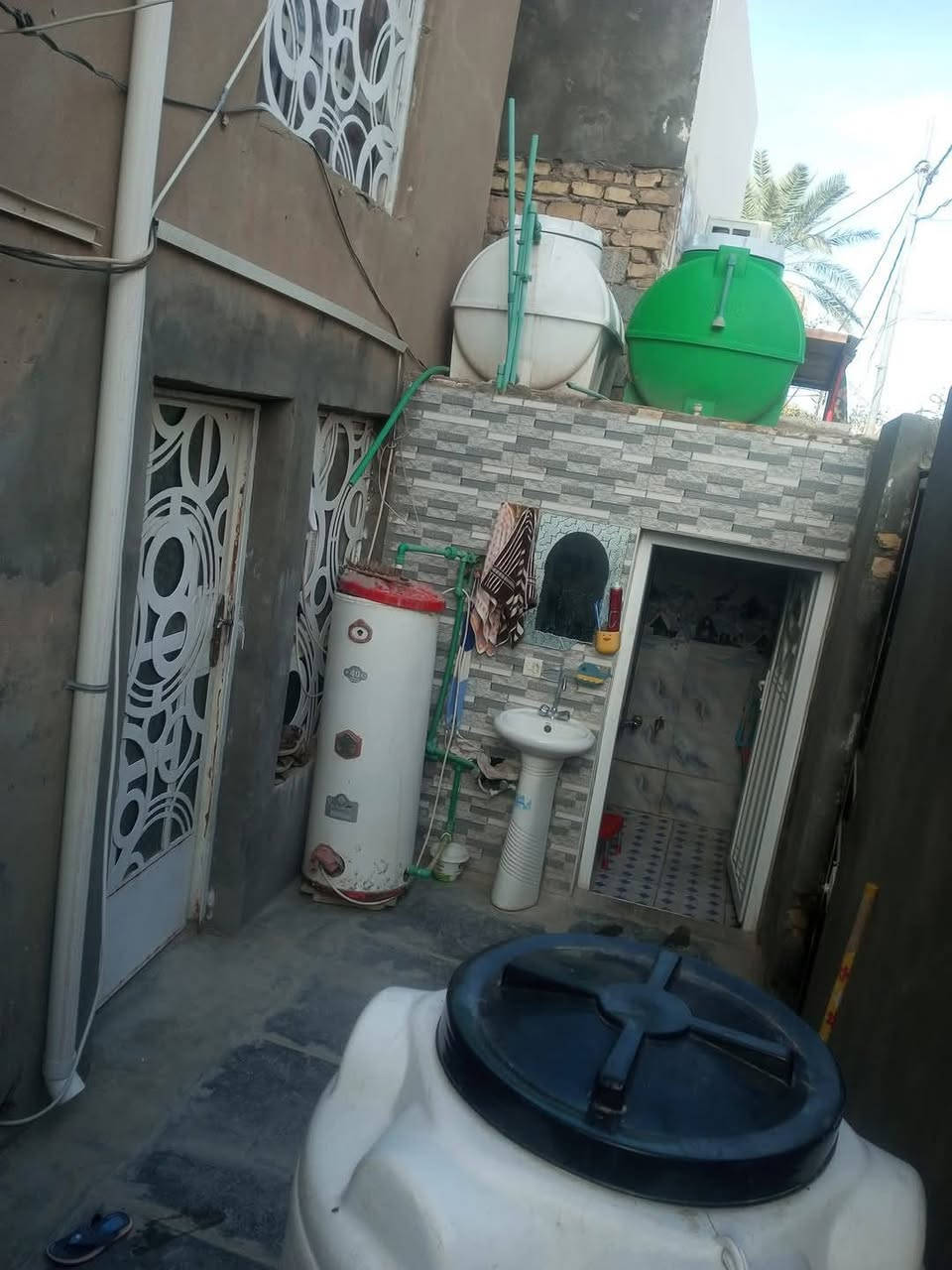 السلام عليكم اعيد نشر بسبب الوعود كاذبه بيت بحي رمضان يم الاطفاء قريب كلش على شارع العام مساحه لبيت 100 متر طابقين 10×10 يحتوي على براني جوة ومطبخ وصحيات خارجيه وطابق الثاني غرفتين.. سعر 95 قفل اتصل ***********.... ***********
