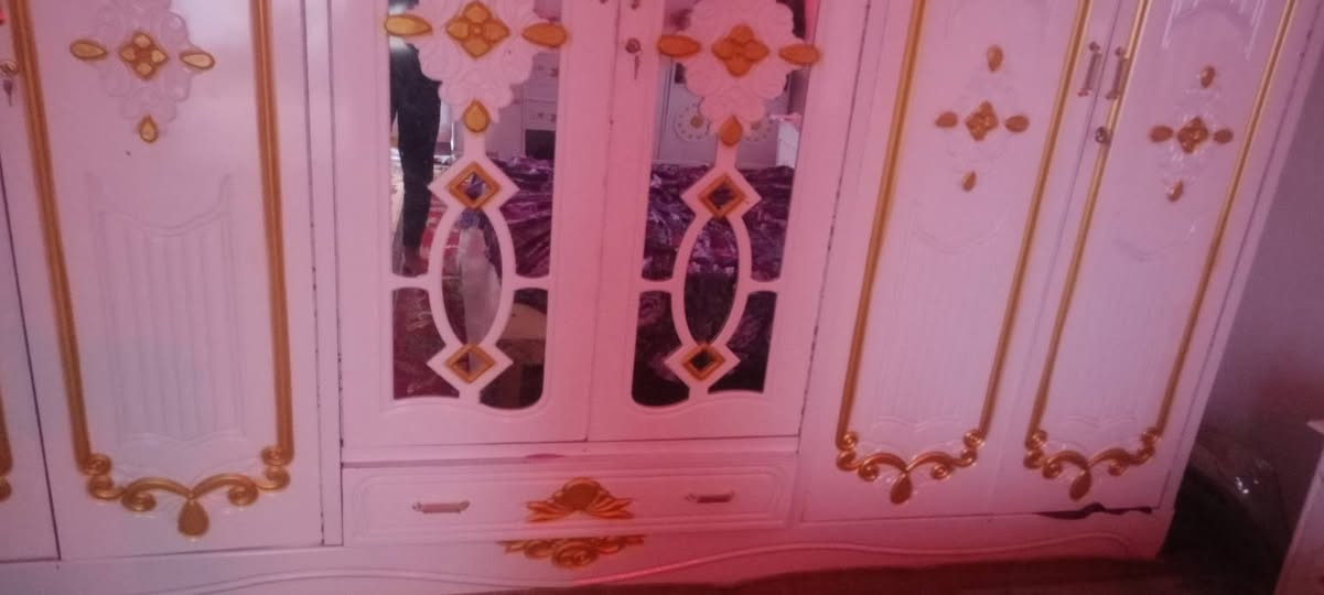 سلام عليكم غرفه نوم للبيع جديده صارلها 20يوم من شديتها  بعدهي بچيس مكاني كوت  للاستفسار الاتصال  *********** 
واتساب ***********
