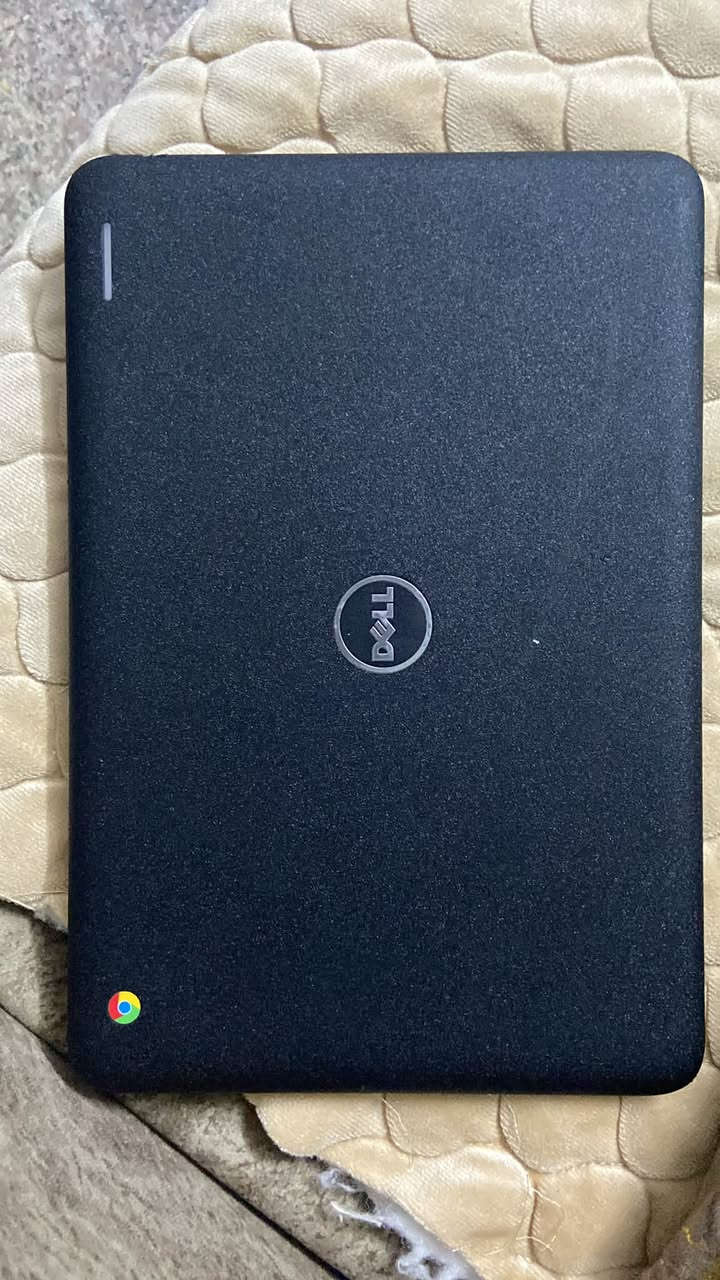السلام عليكم ،المواصفات:
* الموديل: Dell Chromebook 11 3180
* المعالج: Intel Celeron N3060 — ثنائي النواة، يصل إلى 2.48 GHz
* الرام: يأتي بنسختين 2GB أو 4GB LPDDR3
* التخزين: 32GB eMMC
* الشاشة: 11.6 إنچ، دقة 1366×768
* كرت الشاشة: Intel HD Graphics 500
* النظام: ChromeOS
* الكاميرا: 720p
* البطارية الأصلية: 42Wh، ثلاث خلايا
* الوزن: تقريباً 1.27 كغم
* Wi-Fi: 802.11ac
* Bluetooth: 4.0
* المنافذ: USB 3.1 عدد 2، HDMI، منفذ سماعة، microSD.
ملحقات: شاحنه اصليه مال جهاز 
السعر 75 وبي مجال 
رقمي : ***********
