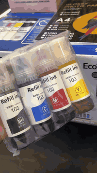 متوفر في مركز دفيكس عرض خاص على طابعه 
EPSON L3256 
طابعه مع حبر اضافي مع بند ورق الصور مع توصل  
فقط (195) الف 👋
نظام عمل طابعه 

طابعة إبسون L3256 هي طابعة نافثة للحبر الكل في واحد (طباعة، نسخ، مسح ضوئي) تدعم الاتصال بالشبكة اللاسلكية (Wi-Fi و Wi-Fi Direct) والاتصال بسلك USB. تتميز بدقة طباعة تصل إلى \(5760\times 1440\) نقطة في البوصة، وسرعة طباعة تصل إلى 33 صفحة في الدقيقة باللون الأسود و 15 صفحة في الدقيقة بالألوان. مواصفات الطباعة دقة الطباعة: \(5760\times 1440\) نقطة في البوصةسرعة الطباعة:أسود: حتى 33 صفحة في الدقيقةملون: حتى 15 صفحة في الدقيقةطباعة بدون حواف: تدعم الطباعة على الصور حتى مقاس 4Rوظائف الطباعة: طباعة، نسخ، مسح ضوئي مواصفات المسح والنسخ نوع المسح الضوئي: مسح ضوئي مسطح ملوندقة المسح الضوئي البصرية: \(1200\times 2400\) نقطة في البوصةسرعة المسح: حتى 11 ثانية (باللون الأسود) و 28 ثانية (بالألوان)النسخ:دقة النسخ: 600 × 600 نقطة في البوصةسرعة النسخ (A4): تصل إلى 7.7 ipm (باللون الأسود) و 3.8 ipm (بالألوان) مواصفات الورق سعة إدخال الورق: تصل إلى 100 ورقة من الورق العادي (80 جم/م²)حجم الورق المدعوم: A4, A5, A6, B5, C6, DL, Letter, Legal، وغيرها مميزات الاتصال والبرامج الاتصال: Wi-Fi, Wi-Fi Direct, USB 2.0التطبيقات: Epson iPrint, Epson Email Print, Remote Print Driver, Epson Smart Panelنظام التشغيل المدعوم: Windows XP / XP Professional / Vista / 7 / 8 / 8.1 / 10 مواصفات عامة النوع: طابعة نافثة للحبر بنظام خزان الحبرالأبعاد: \(375\times 347\times 179\) ملمالوزن: 3.9 كجم 
للتواصل والاستفسار اكثر 
***********
